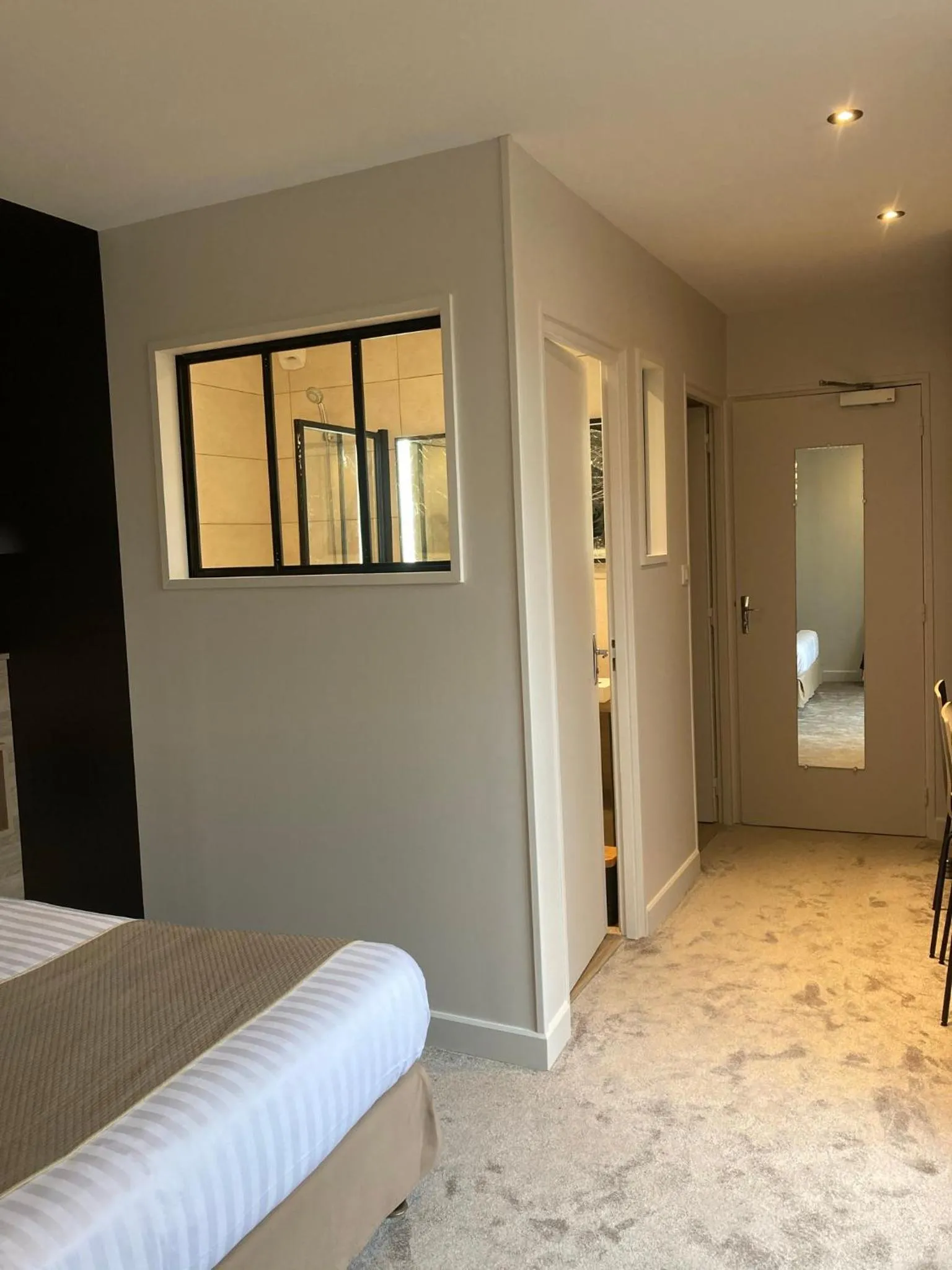 Bed in Logis Hotel Restaurant des Voyageurs