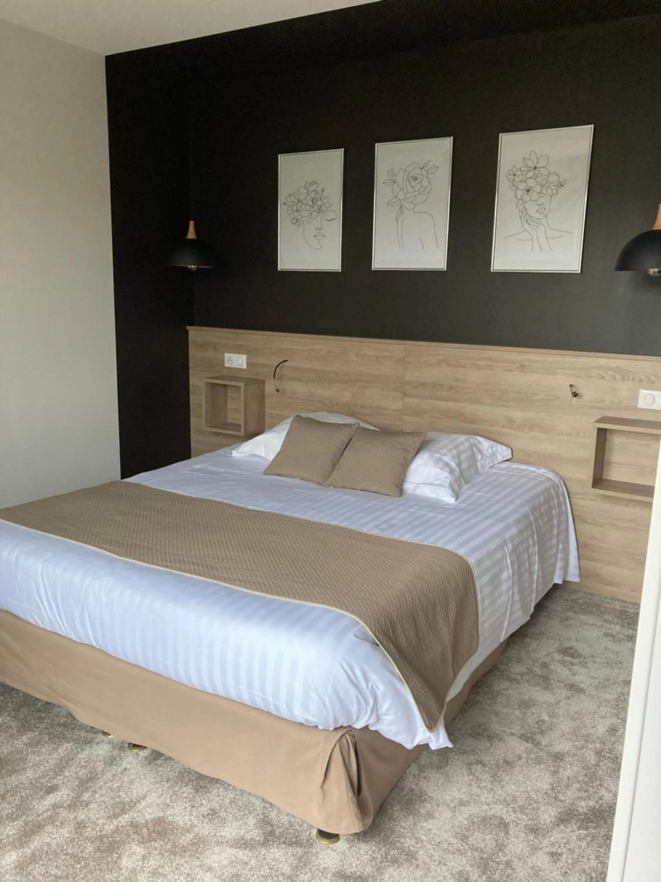 Bed in Logis Hotel Restaurant des Voyageurs