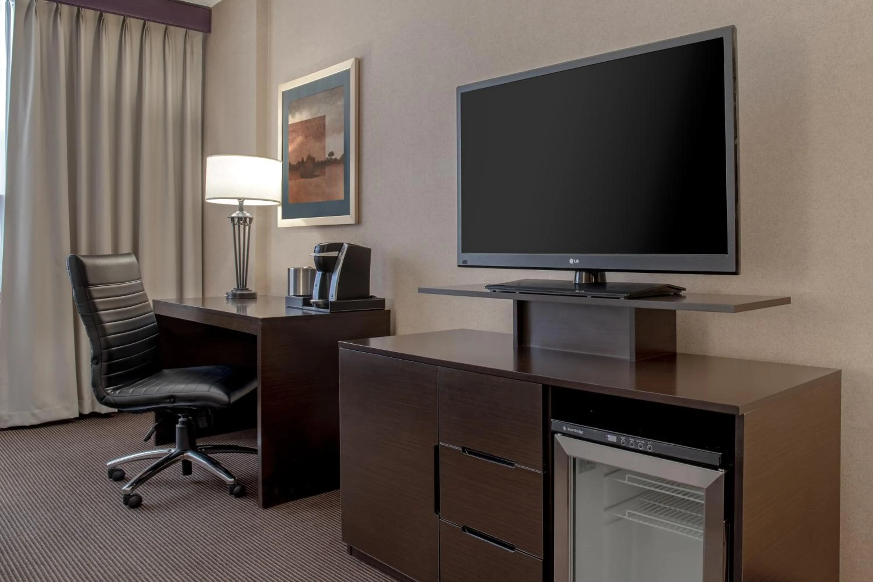 Bedroom in Ramada Plaza by Wyndham Calgary Downtown