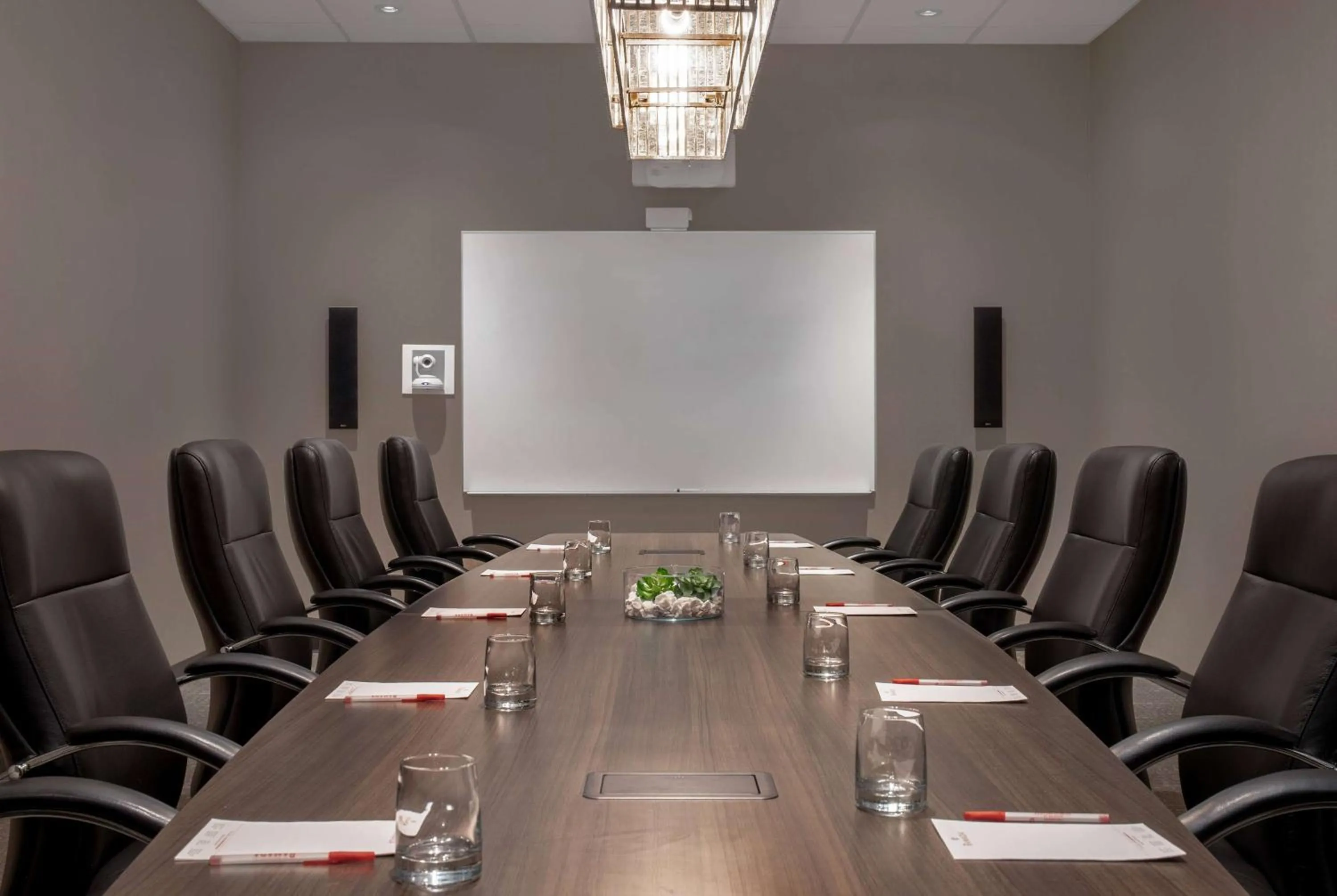 Meeting/conference room in Ramada Plaza by Wyndham Calgary Downtown