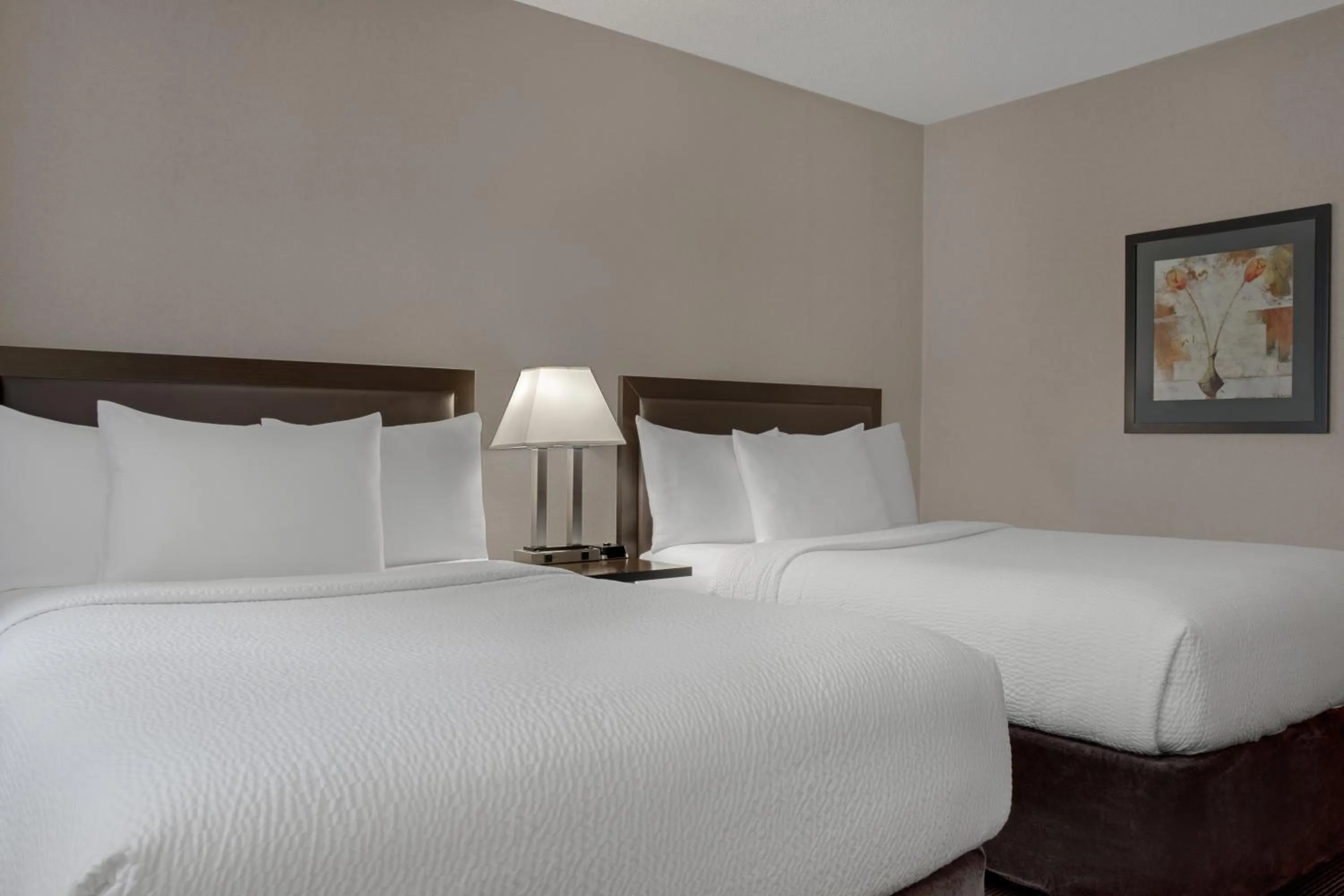 Bedroom, Bed in Ramada Plaza by Wyndham Calgary Downtown