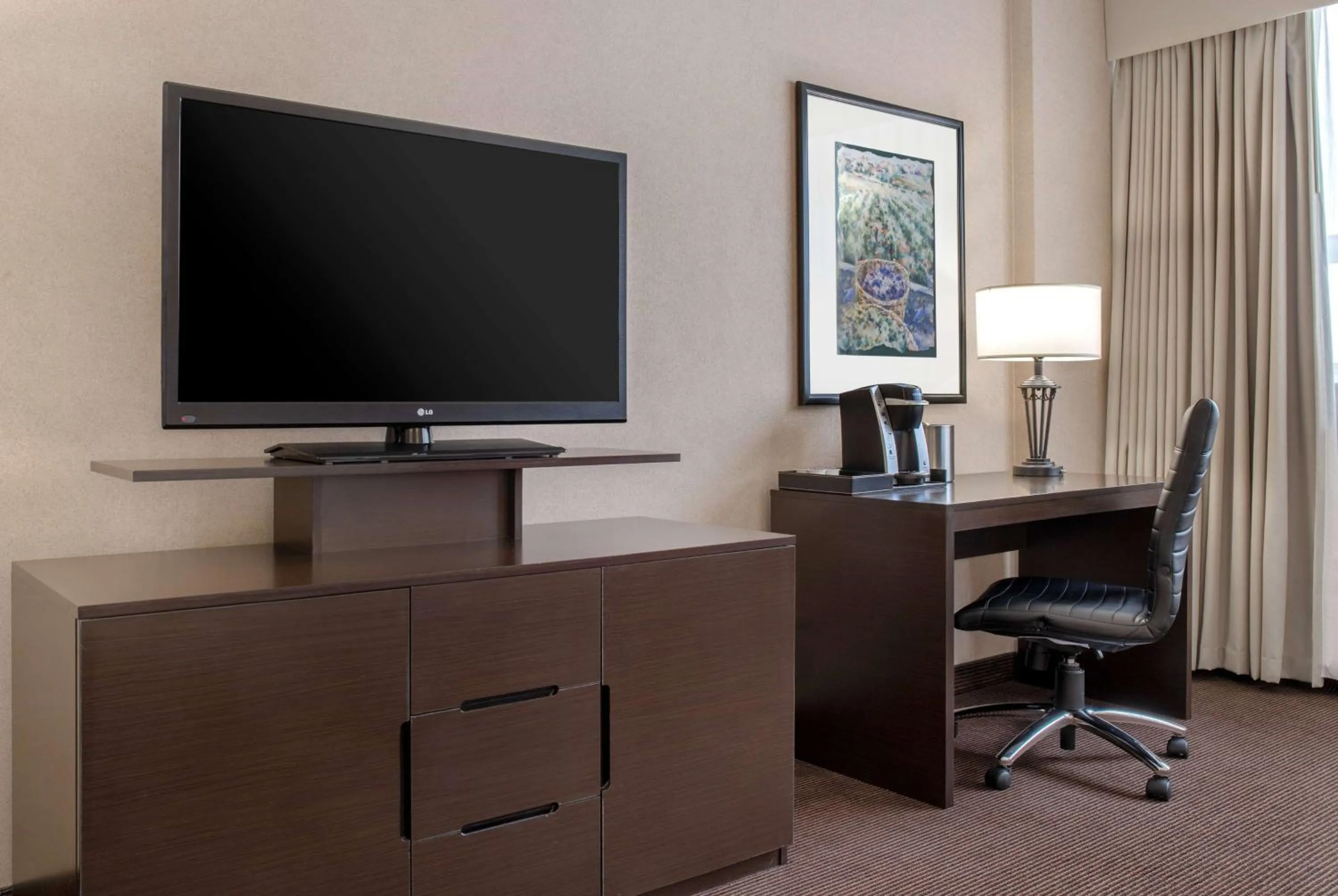 Photo of the whole room in Ramada Plaza by Wyndham Calgary Downtown