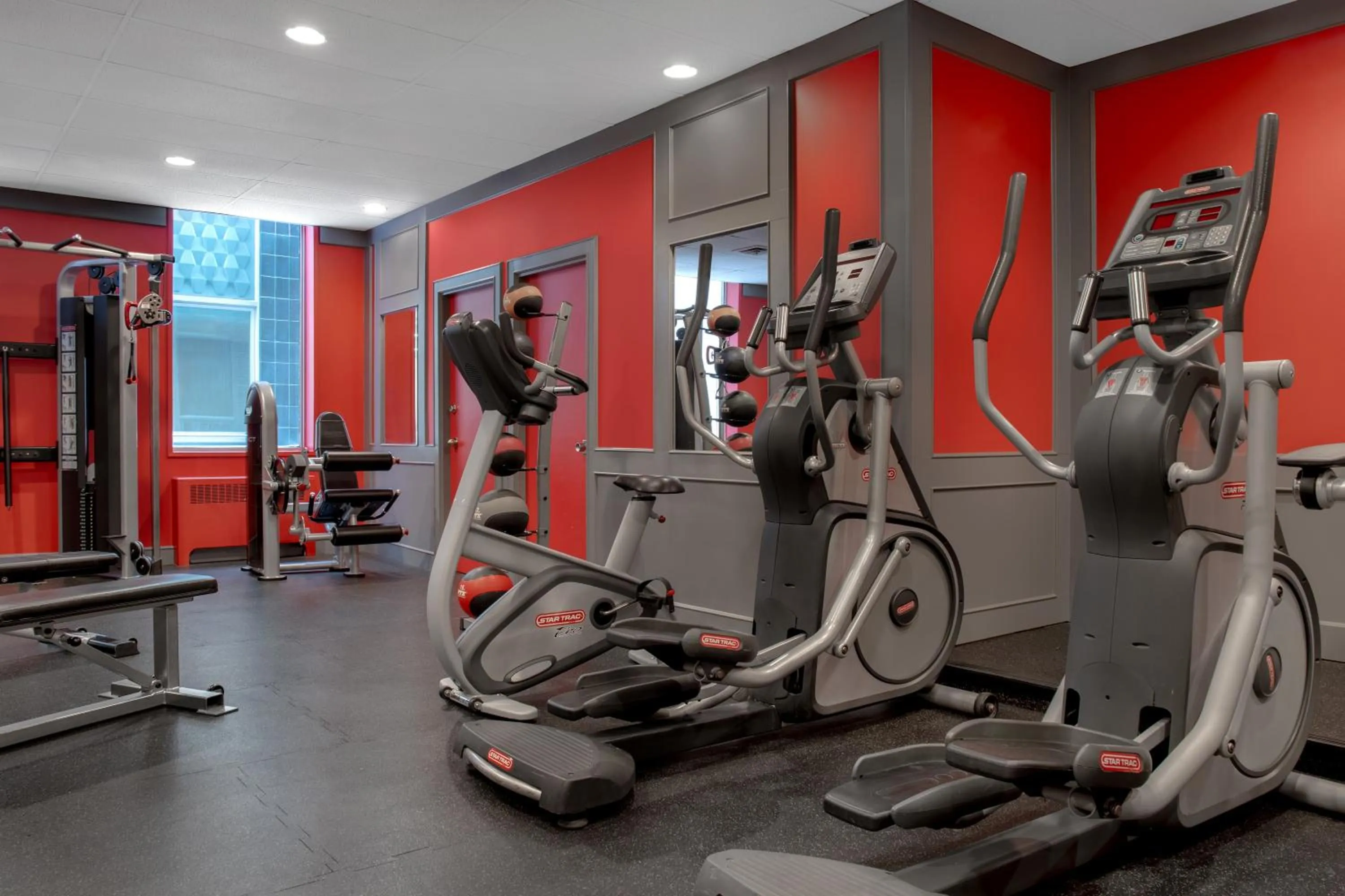 Fitness centre/facilities in Ramada Plaza by Wyndham Calgary Downtown