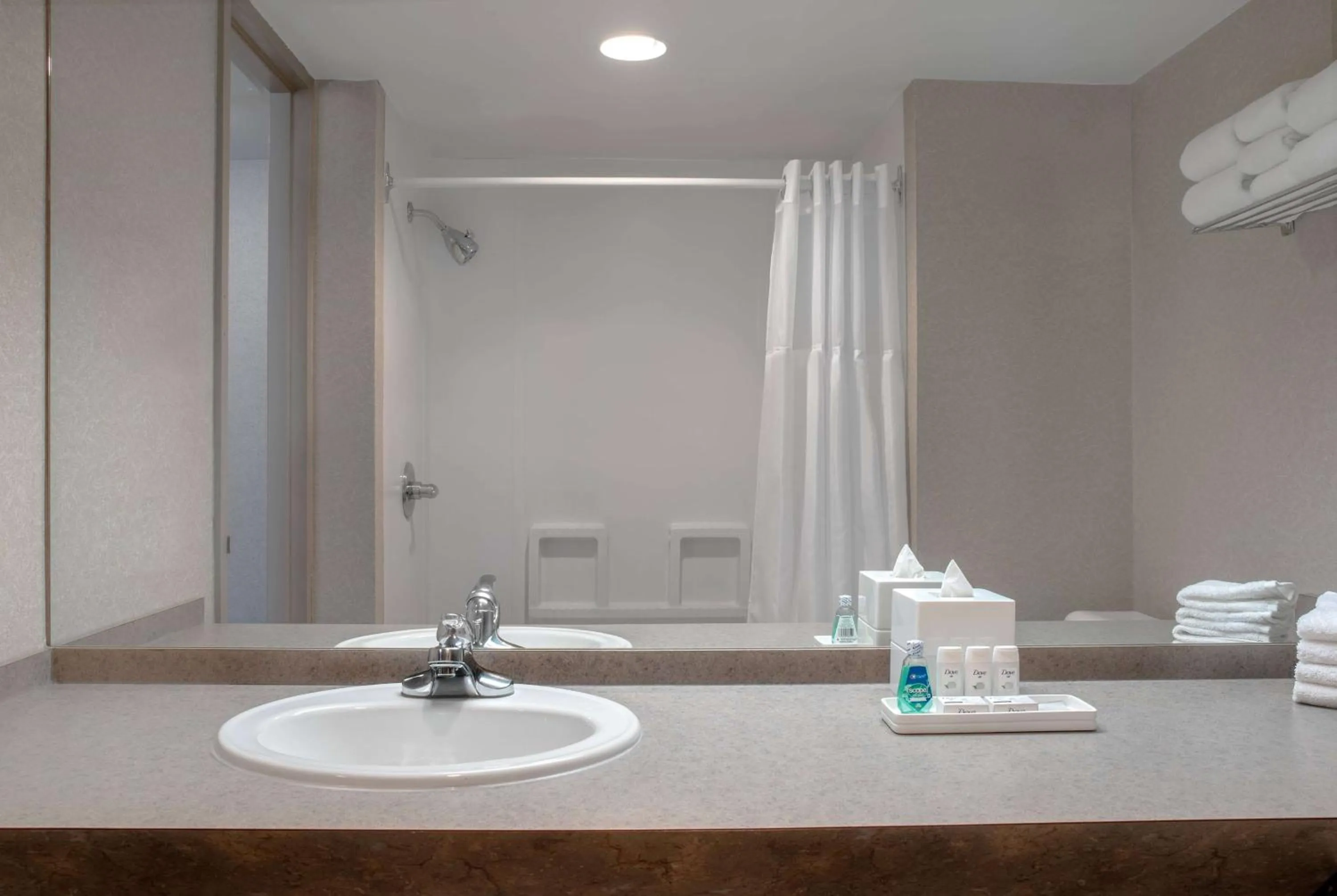 TV and multimedia in Ramada Plaza by Wyndham Calgary Downtown