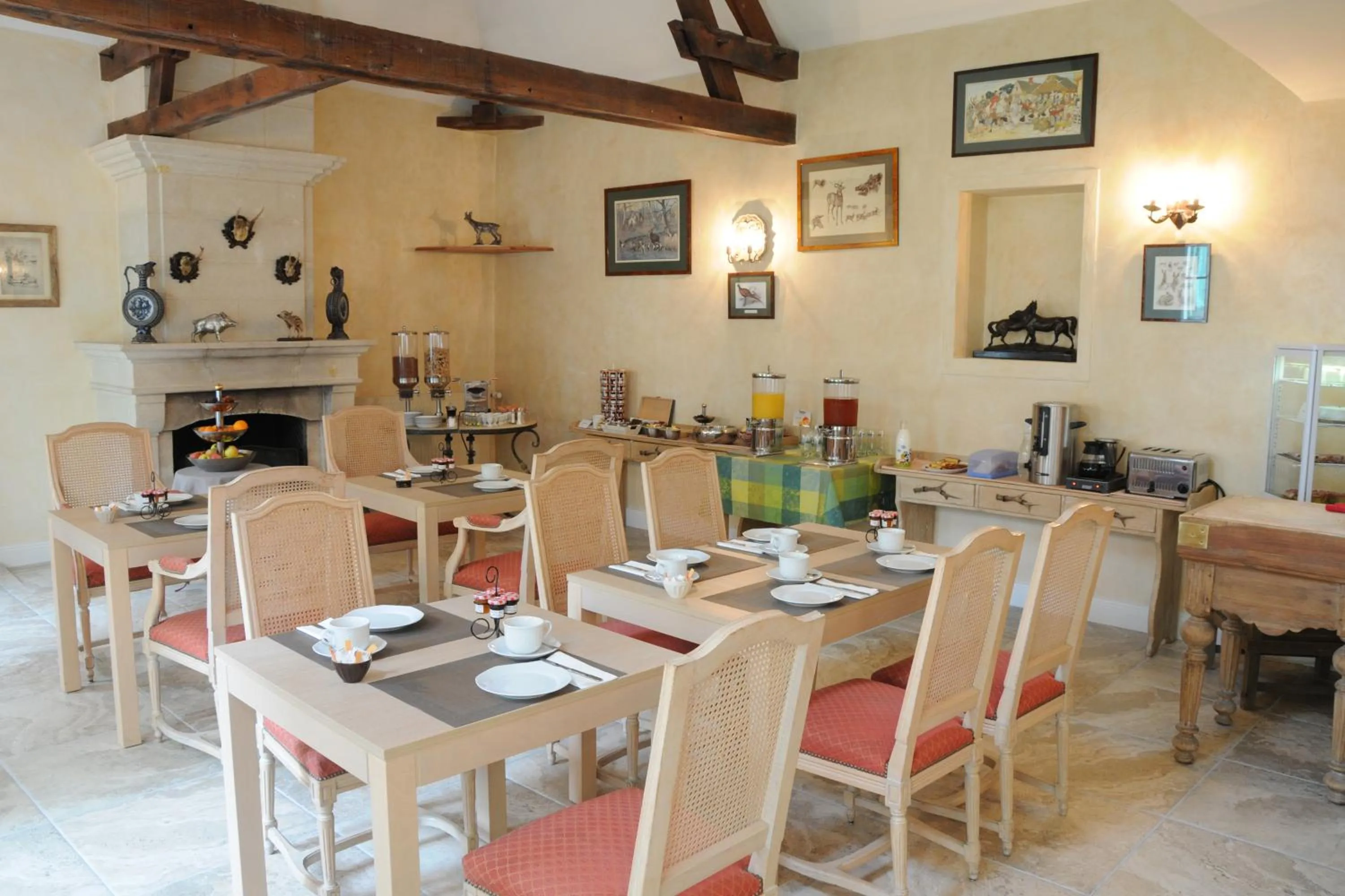 Restaurant/places to eat in Logis Domaine De Valaudran