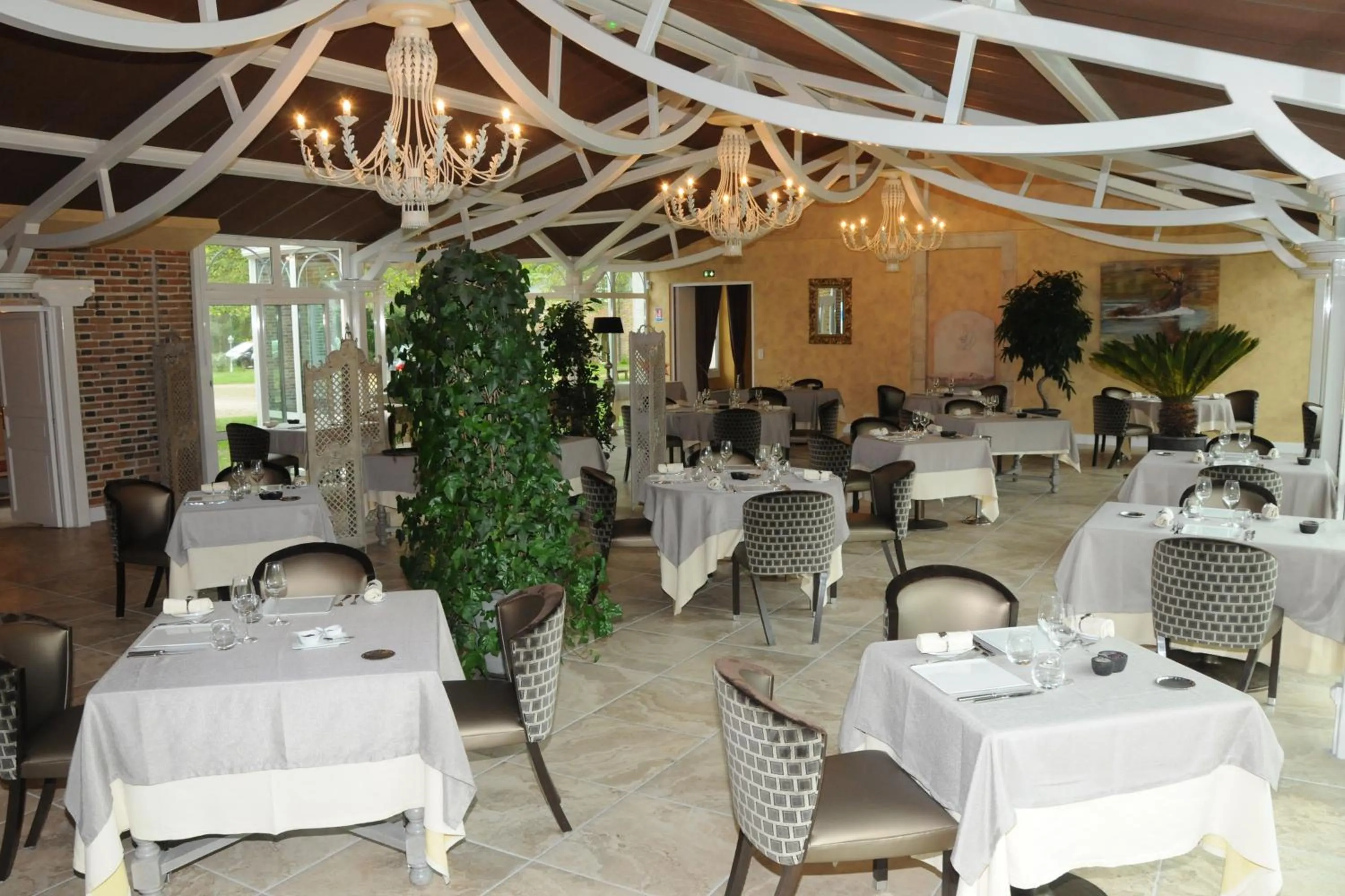 Restaurant/places to eat in Logis Domaine De Valaudran
