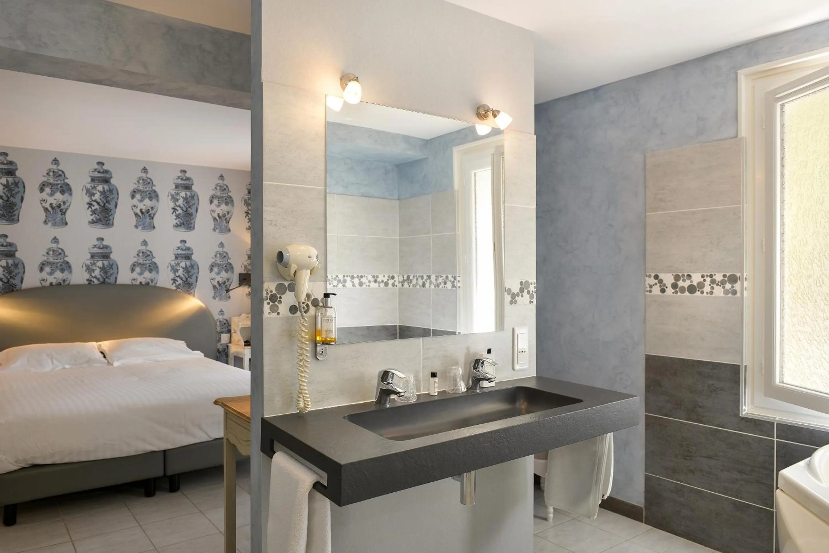 Night, Bed in Logis Domaine De Valaudran