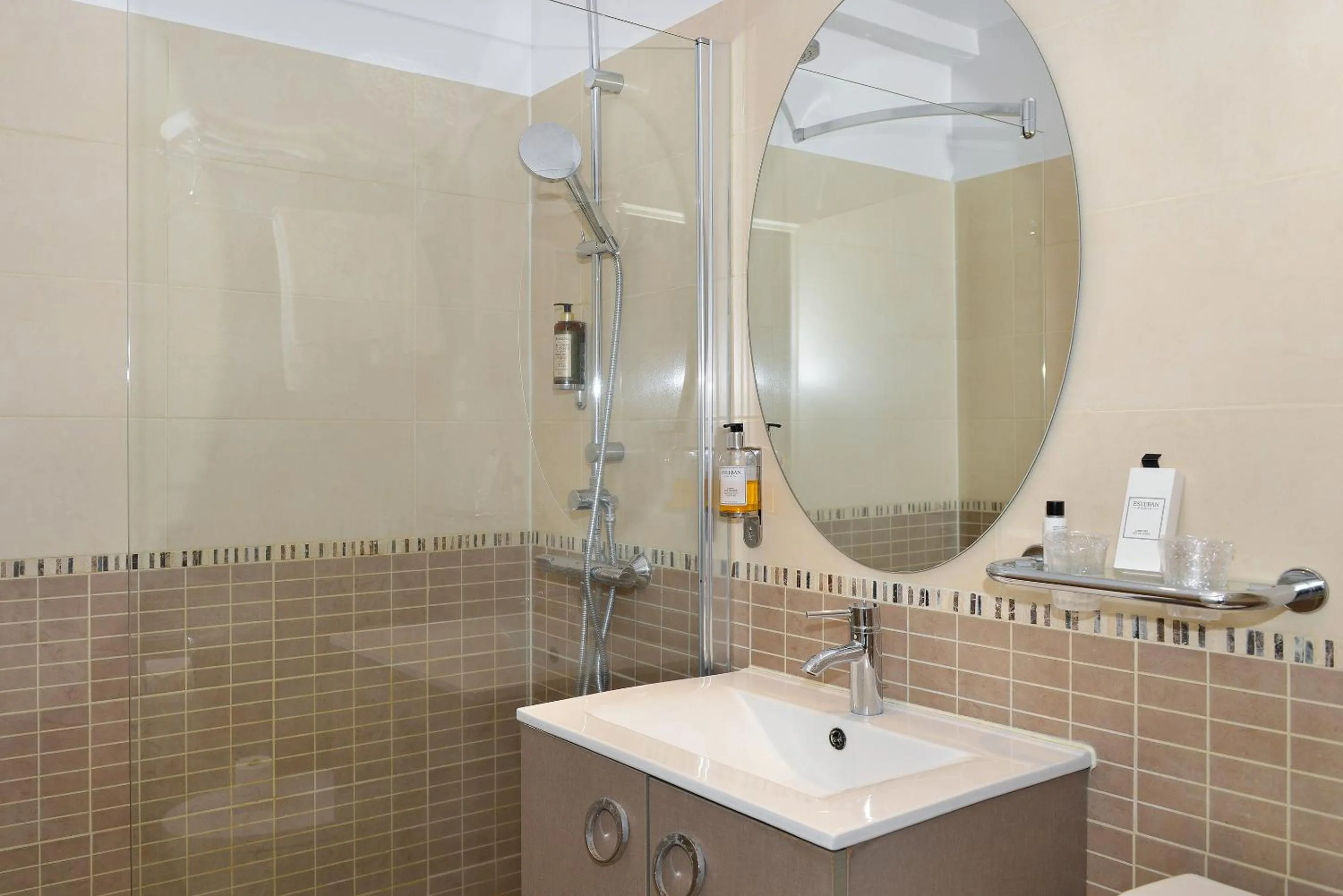 Bathroom in Logis Domaine De Valaudran