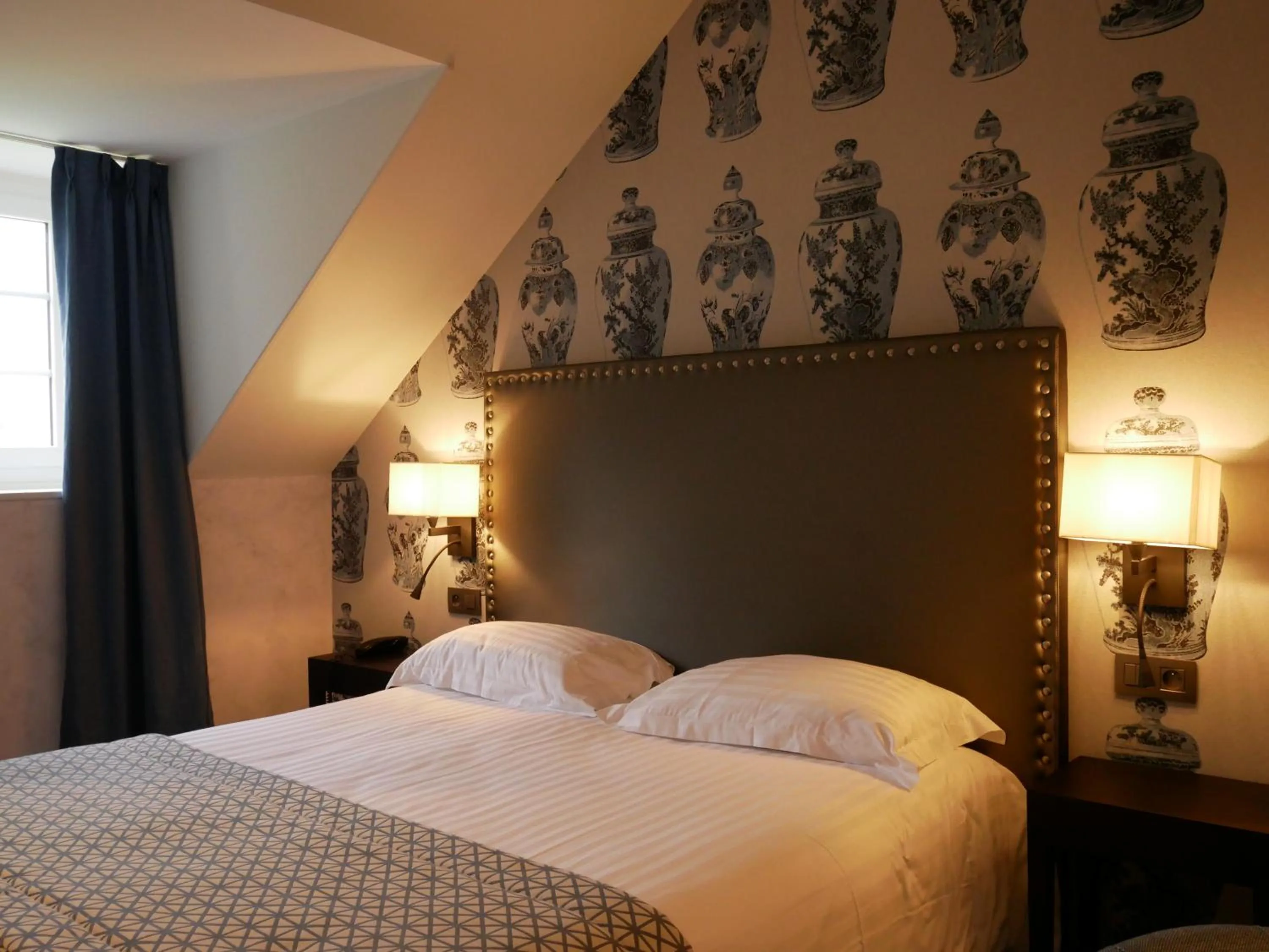 Bed in Logis Domaine De Valaudran