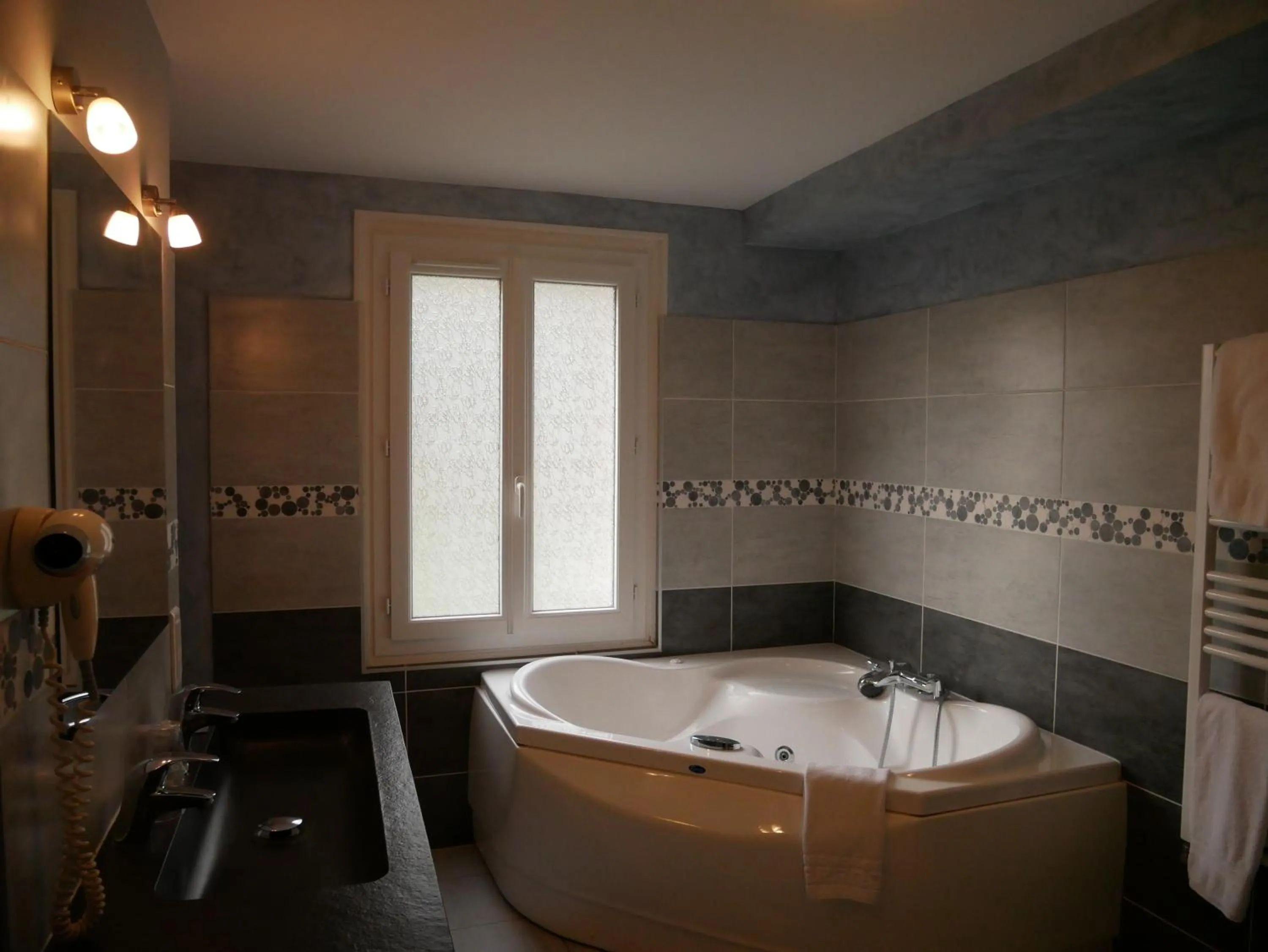 Bathroom in Logis Domaine De Valaudran