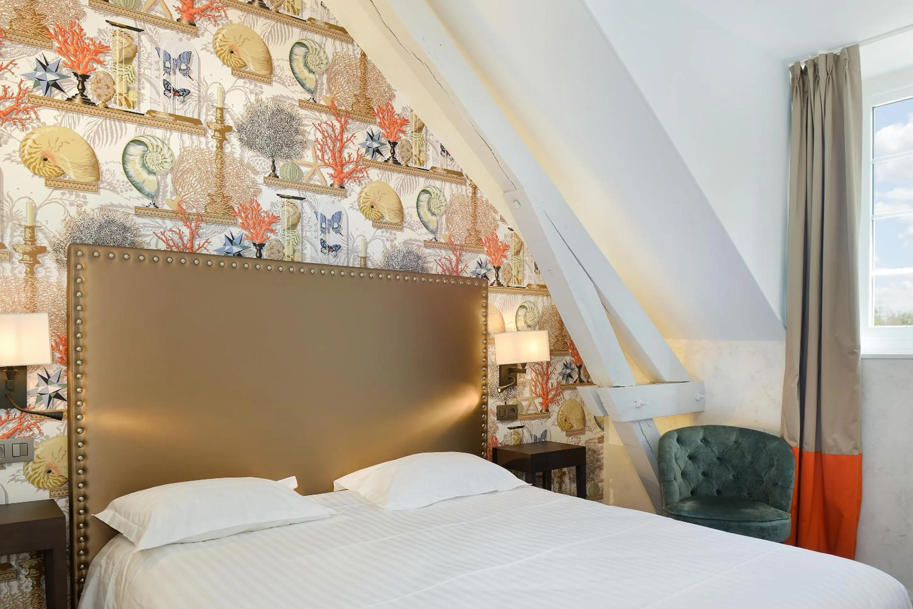 Property building, Bed in Logis Domaine De Valaudran