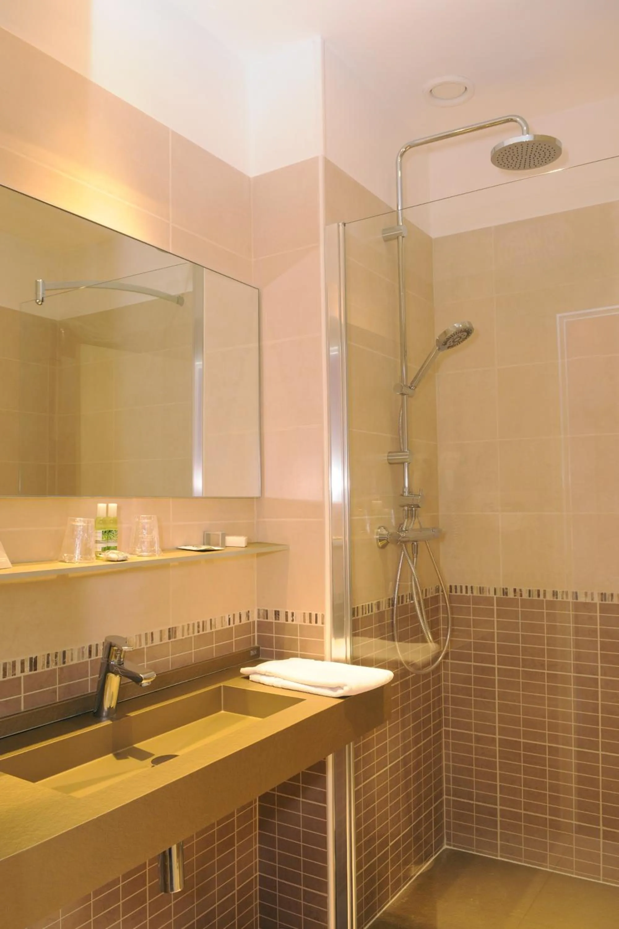 Shower in Logis Domaine De Valaudran