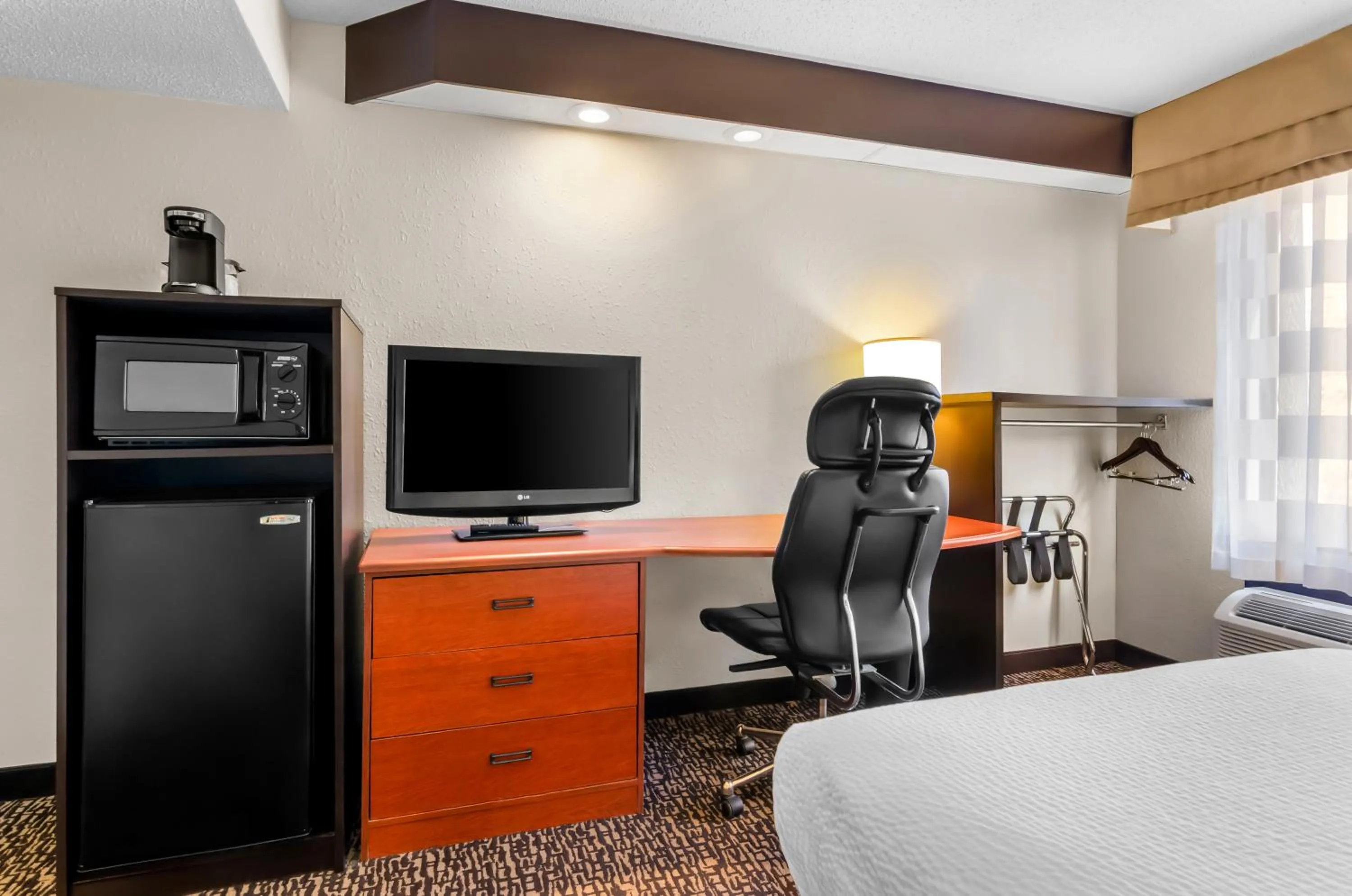 Bedroom, Bed in Sleep Inn Beaver- Beckley