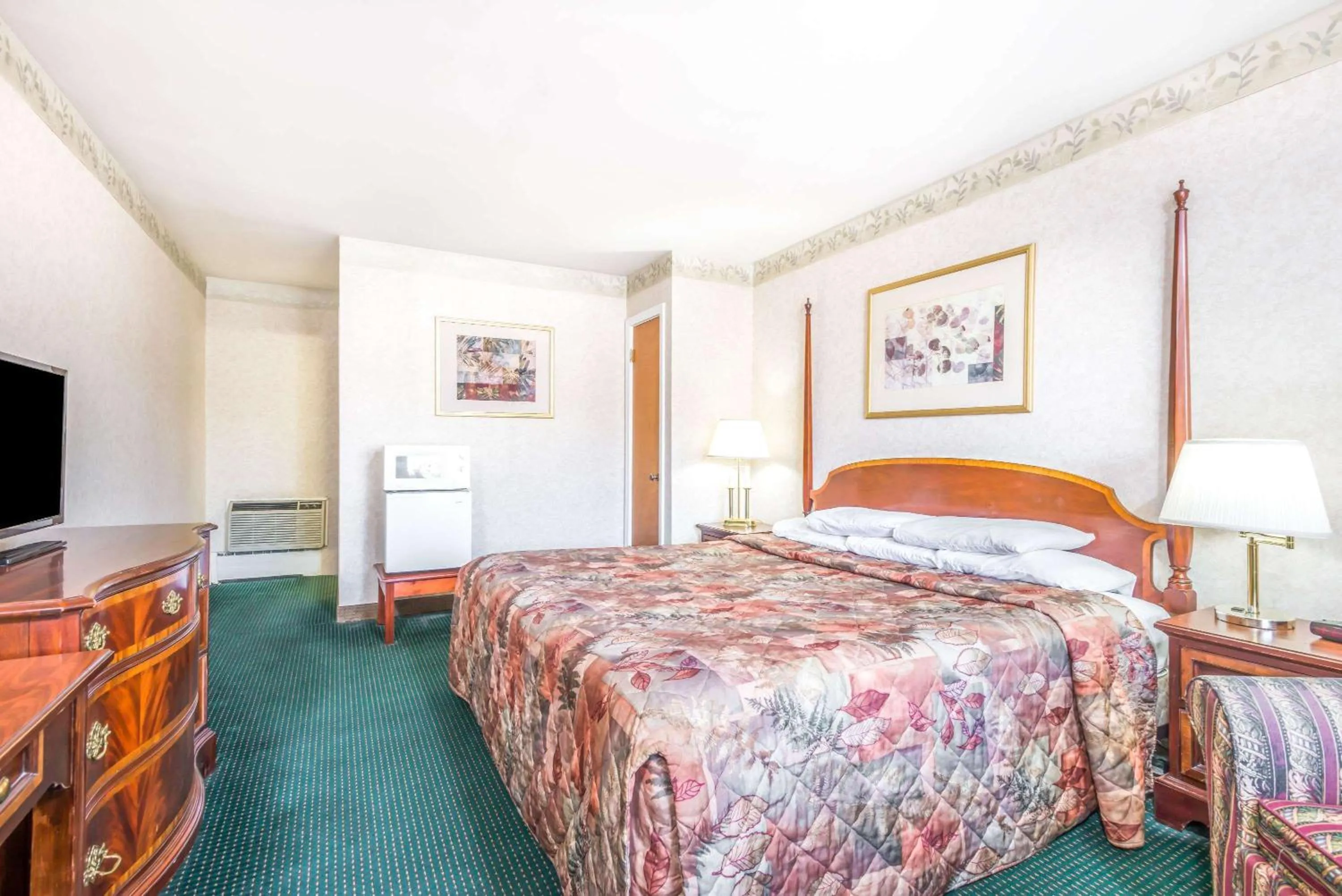 Photo of the whole room in Knights Inn Lenox