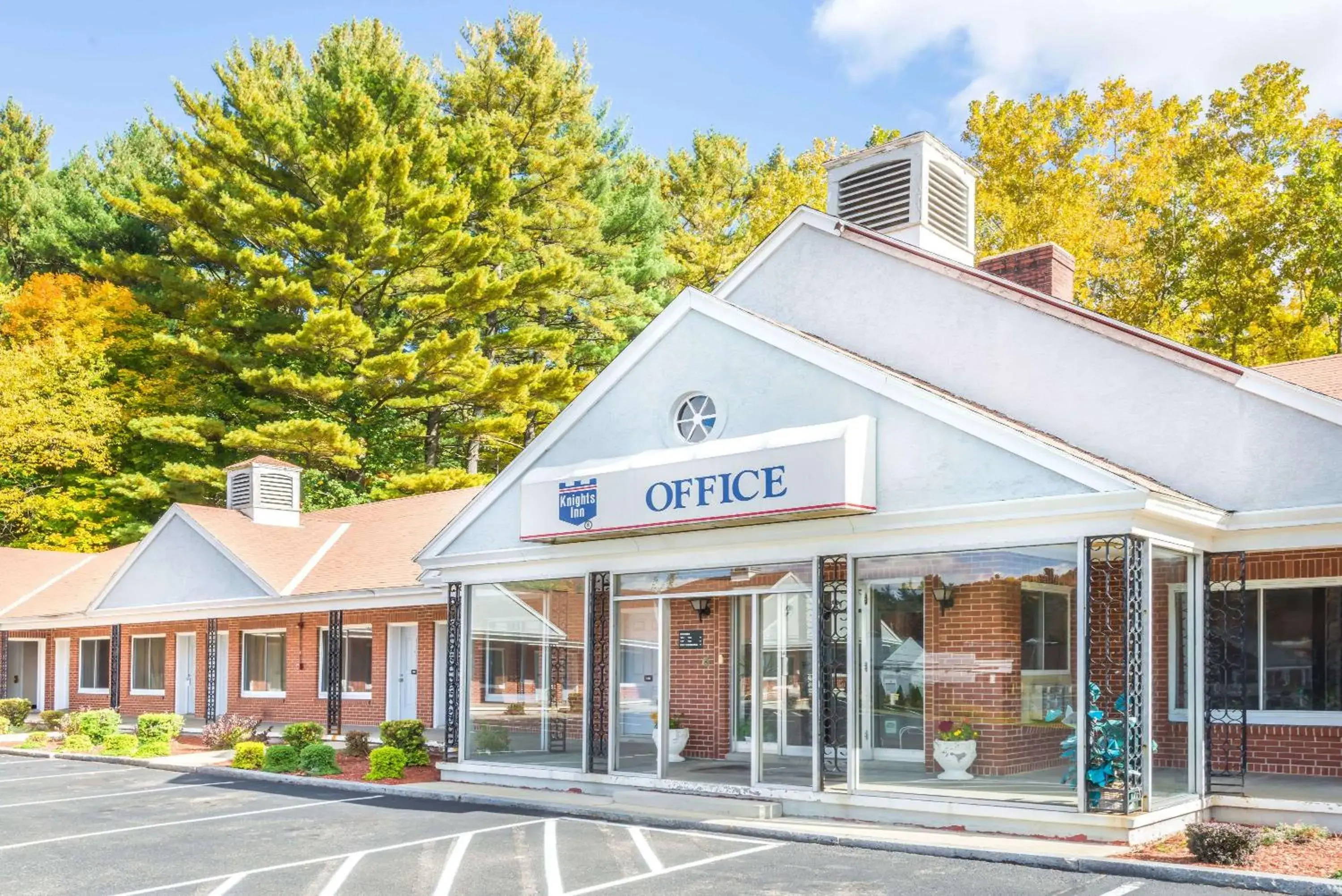 Property Building in Knights Inn Lenox Property Building in Knights Inn Lenox