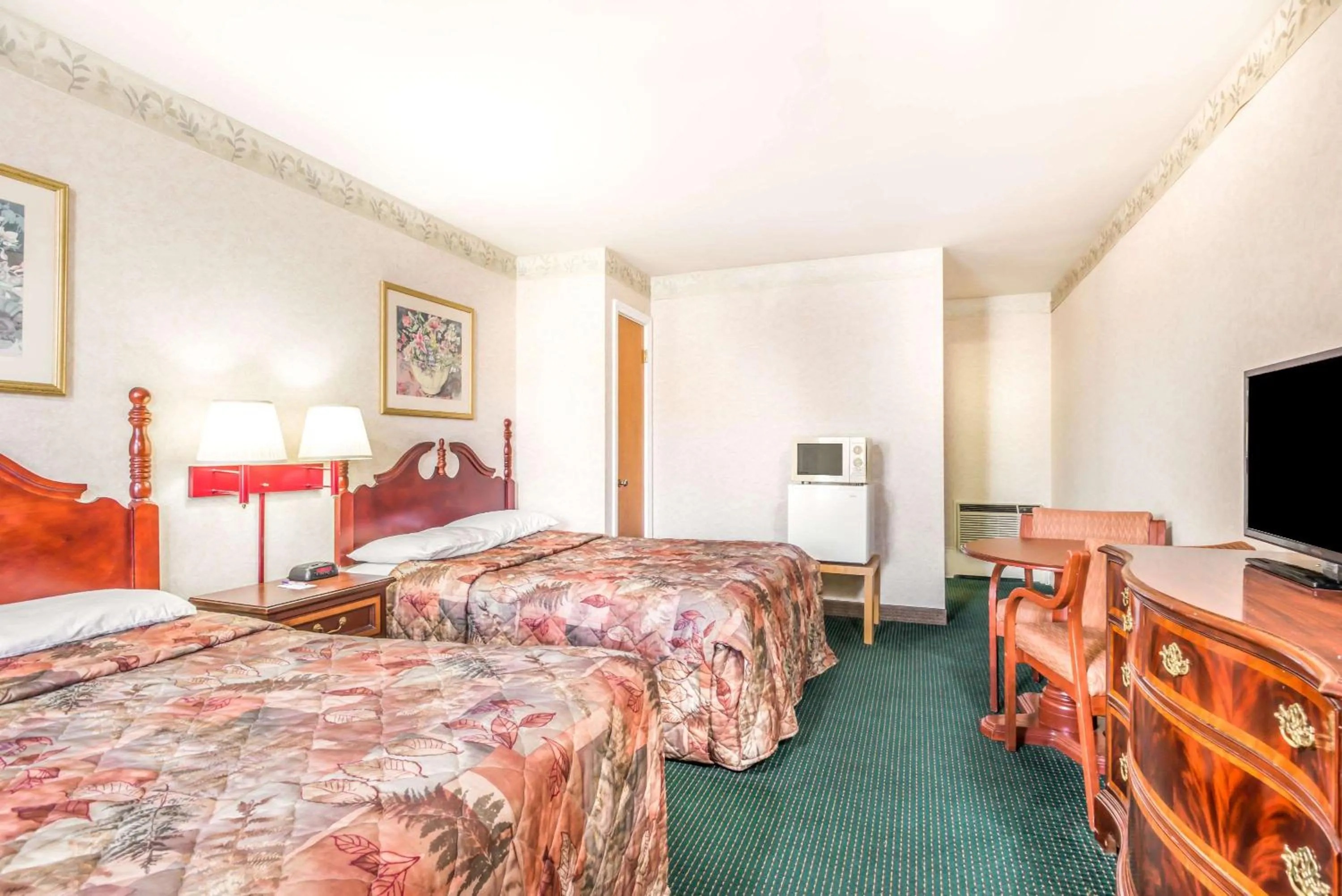 Photo of the whole room in Knights Inn Lenox