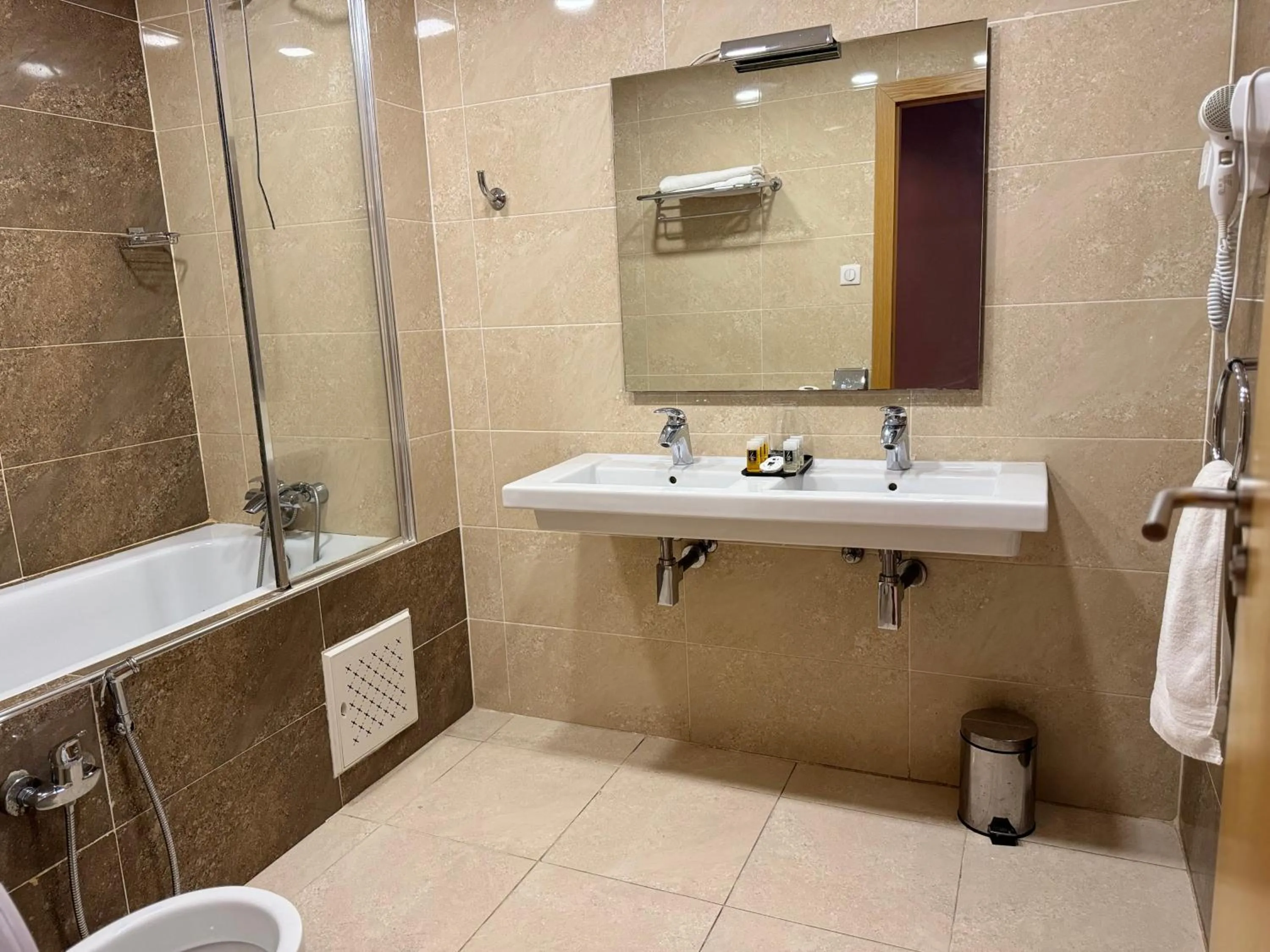 Shower in Le Zenith Hotel Oran