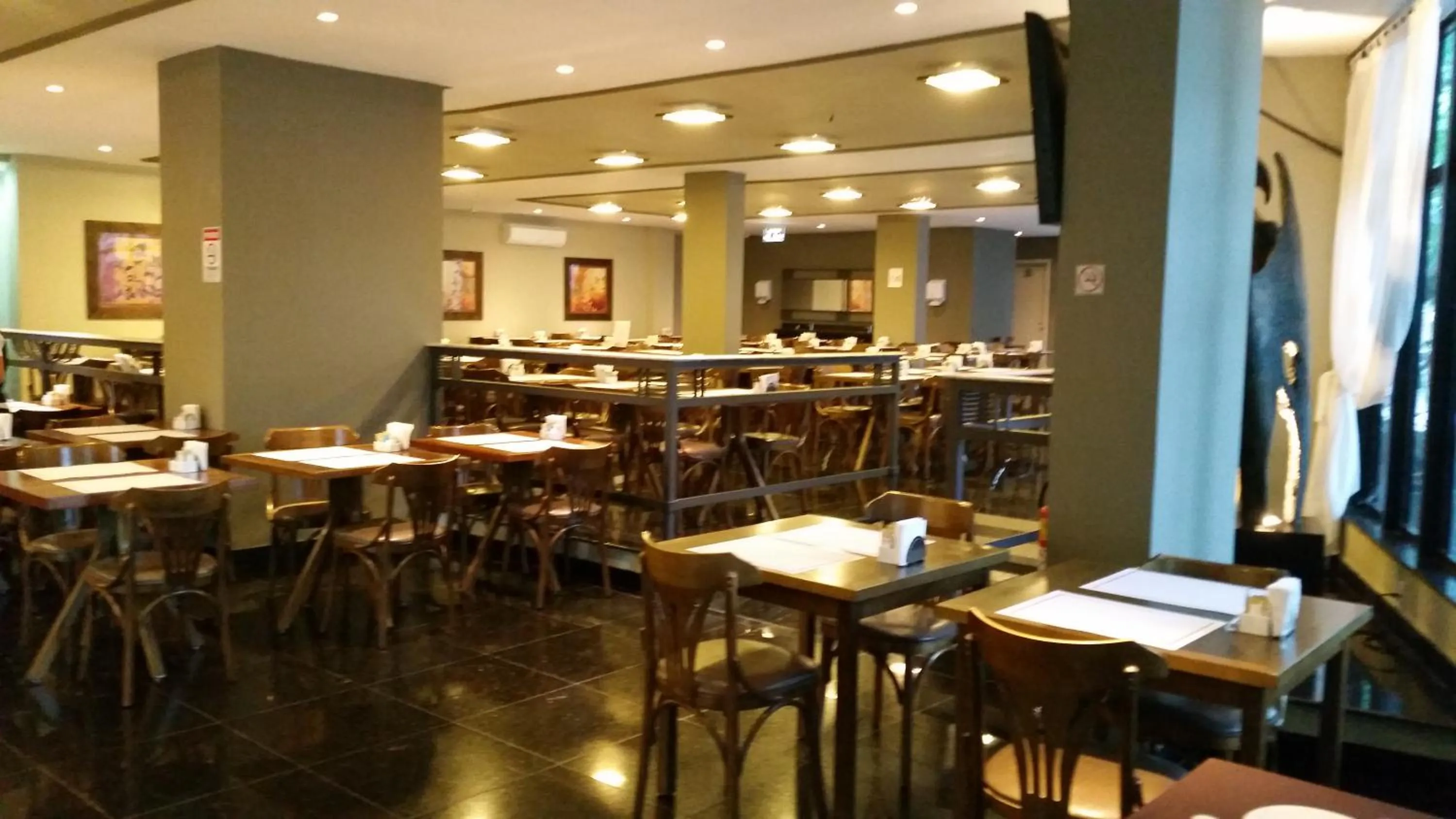 Restaurant/places to eat in Gallant Hotel