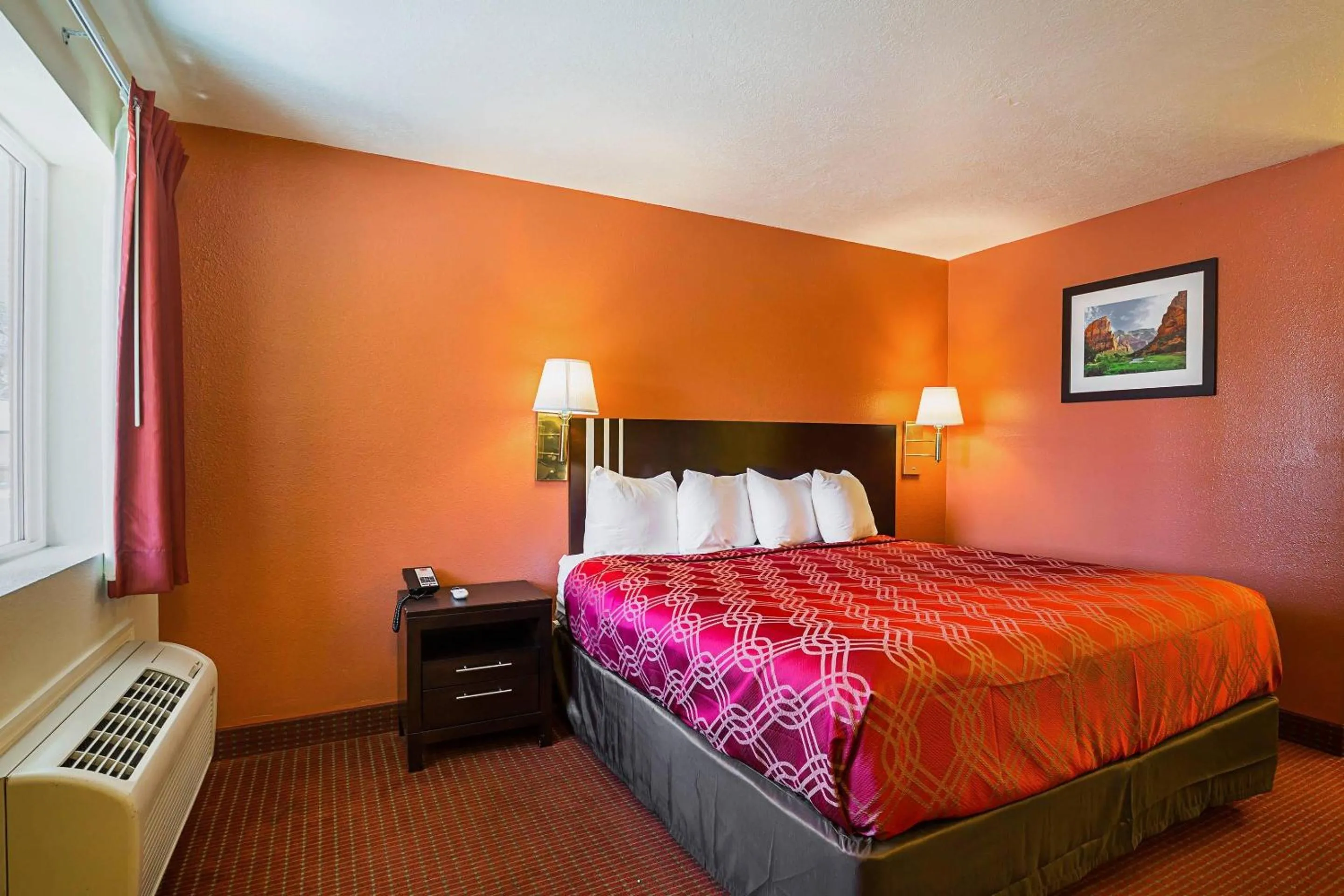 Bedroom, Bed in Econo Lodge Hurricane Zion Park Area
