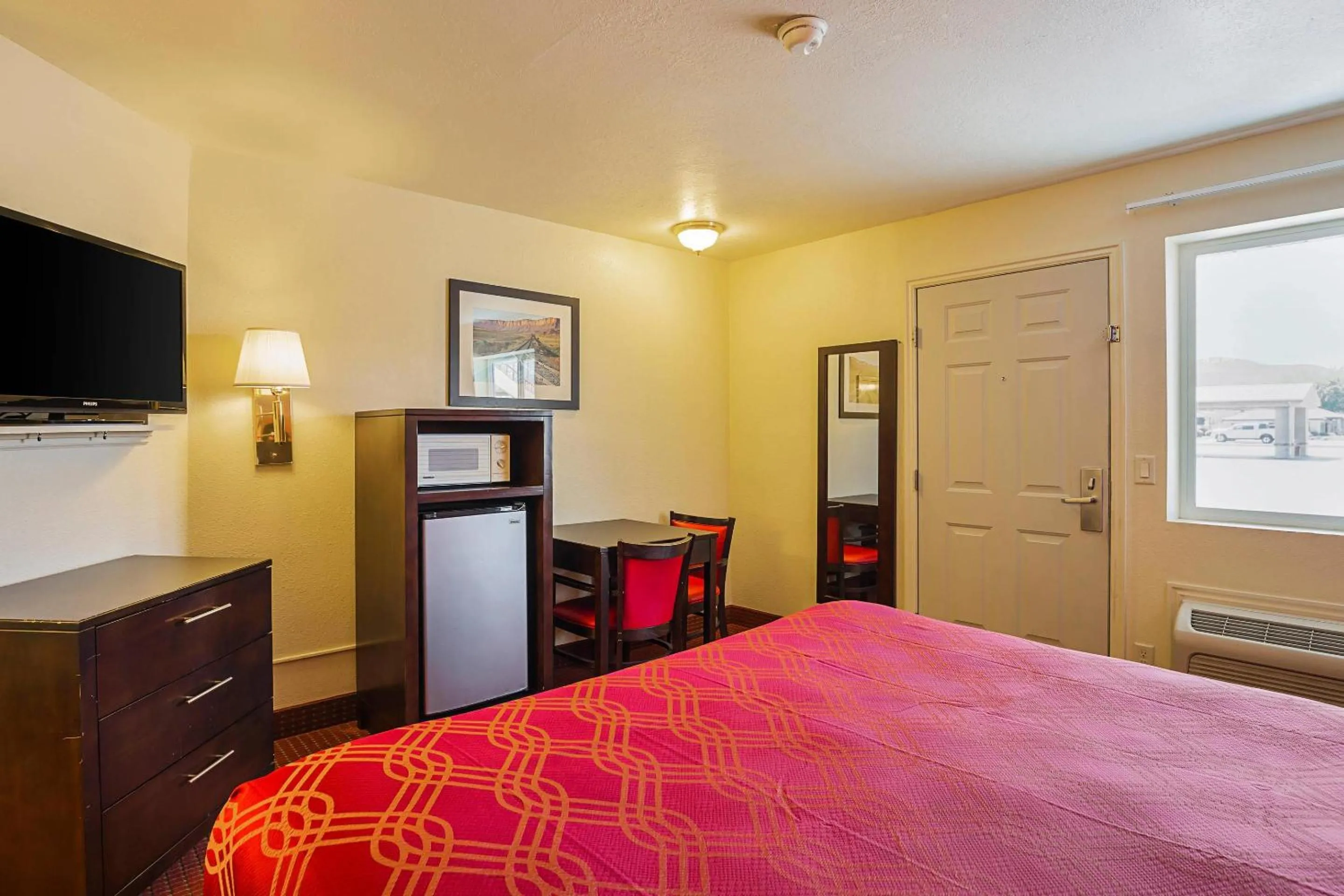 Bedroom, Bed in Econo Lodge Hurricane Zion Park Area