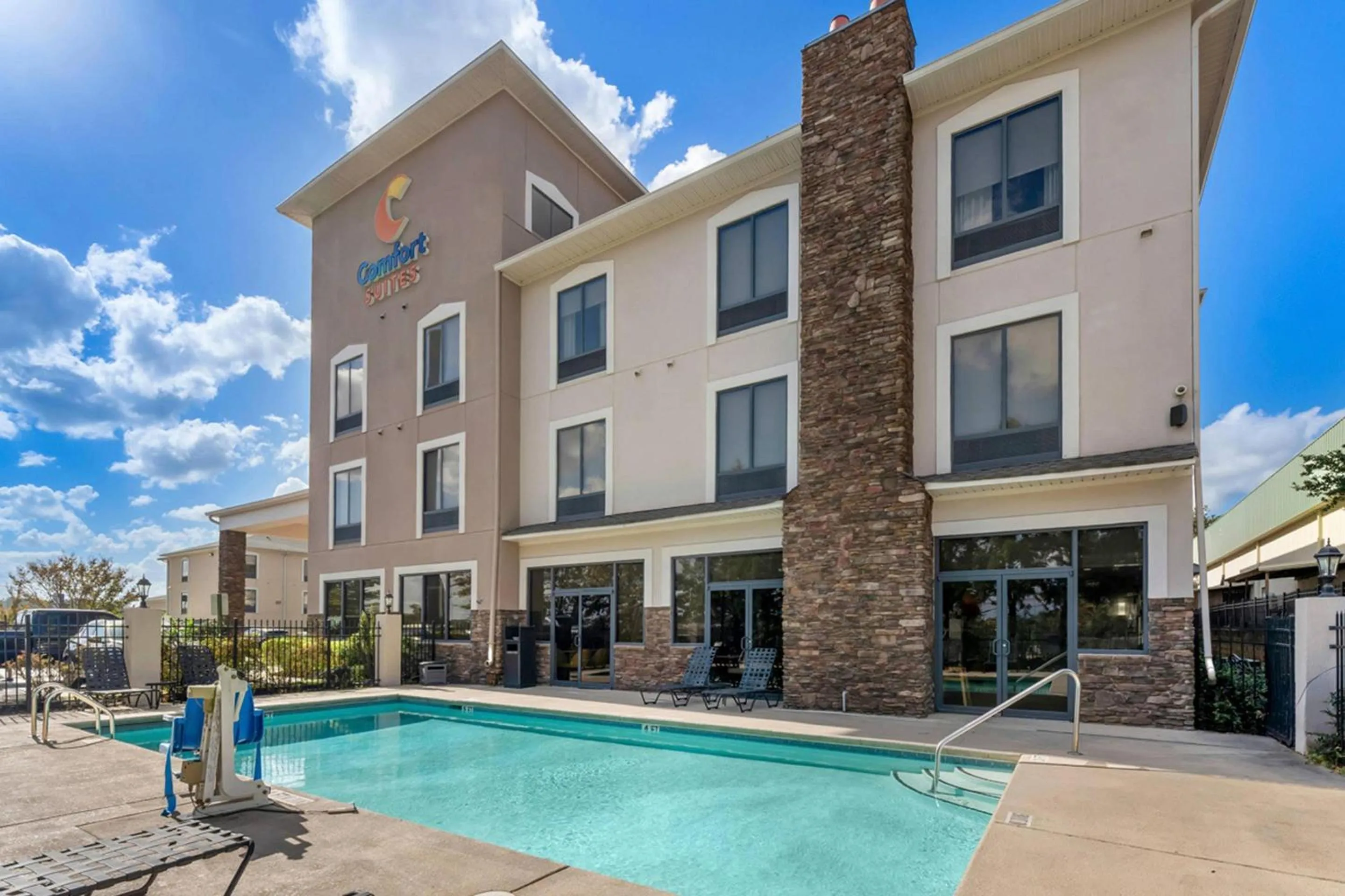 Swimming pool in Comfort Suites Augusta Riverwatch
