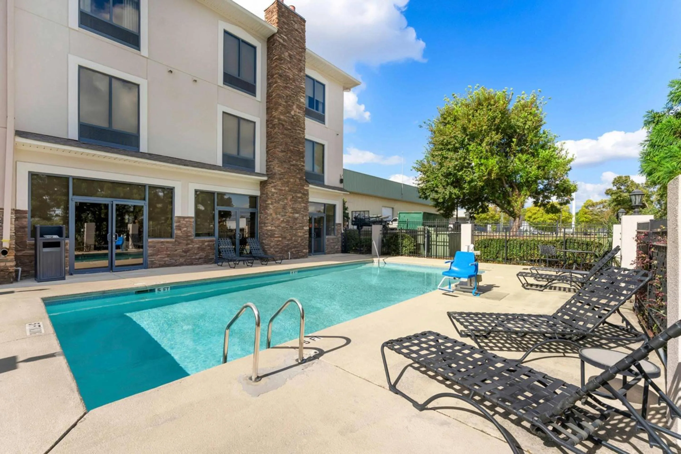 Swimming pool in Comfort Suites Augusta Riverwatch