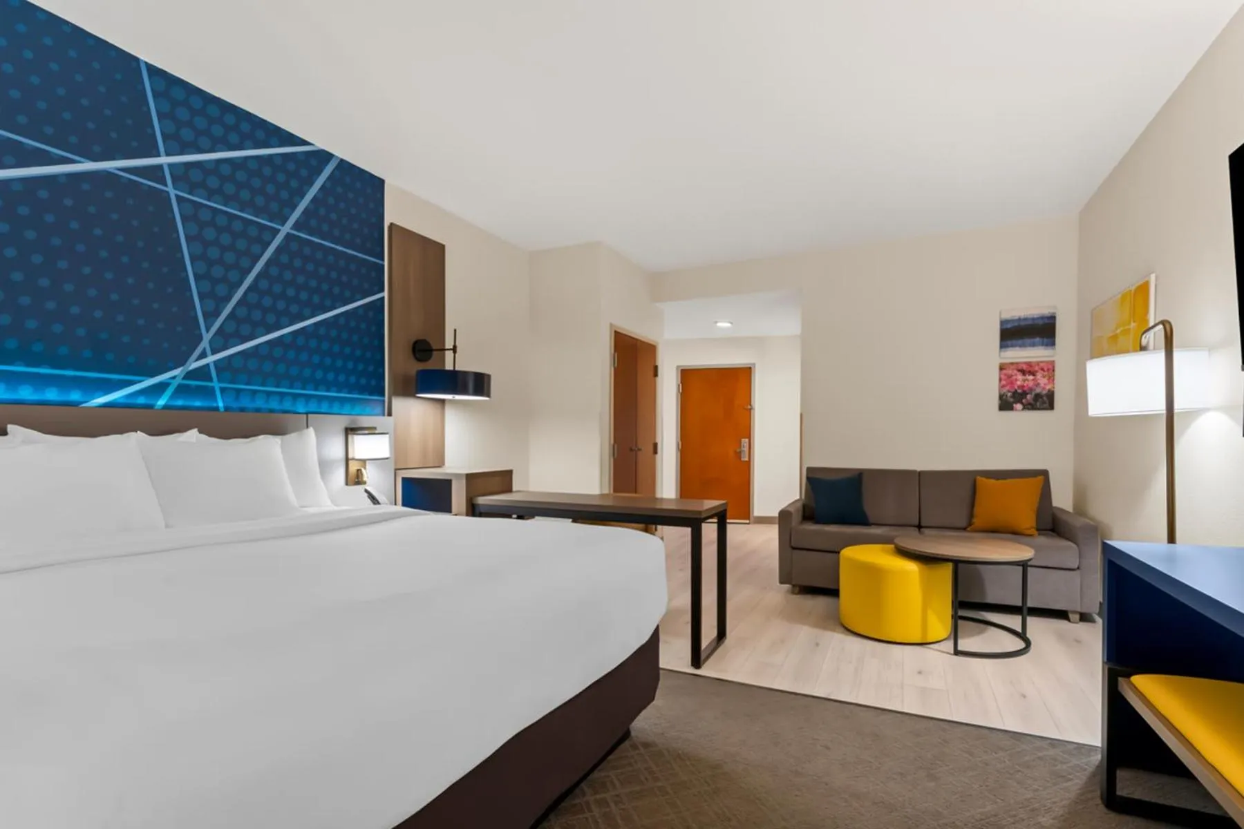 Pool view, Bed in Comfort Suites Augusta Riverwatch