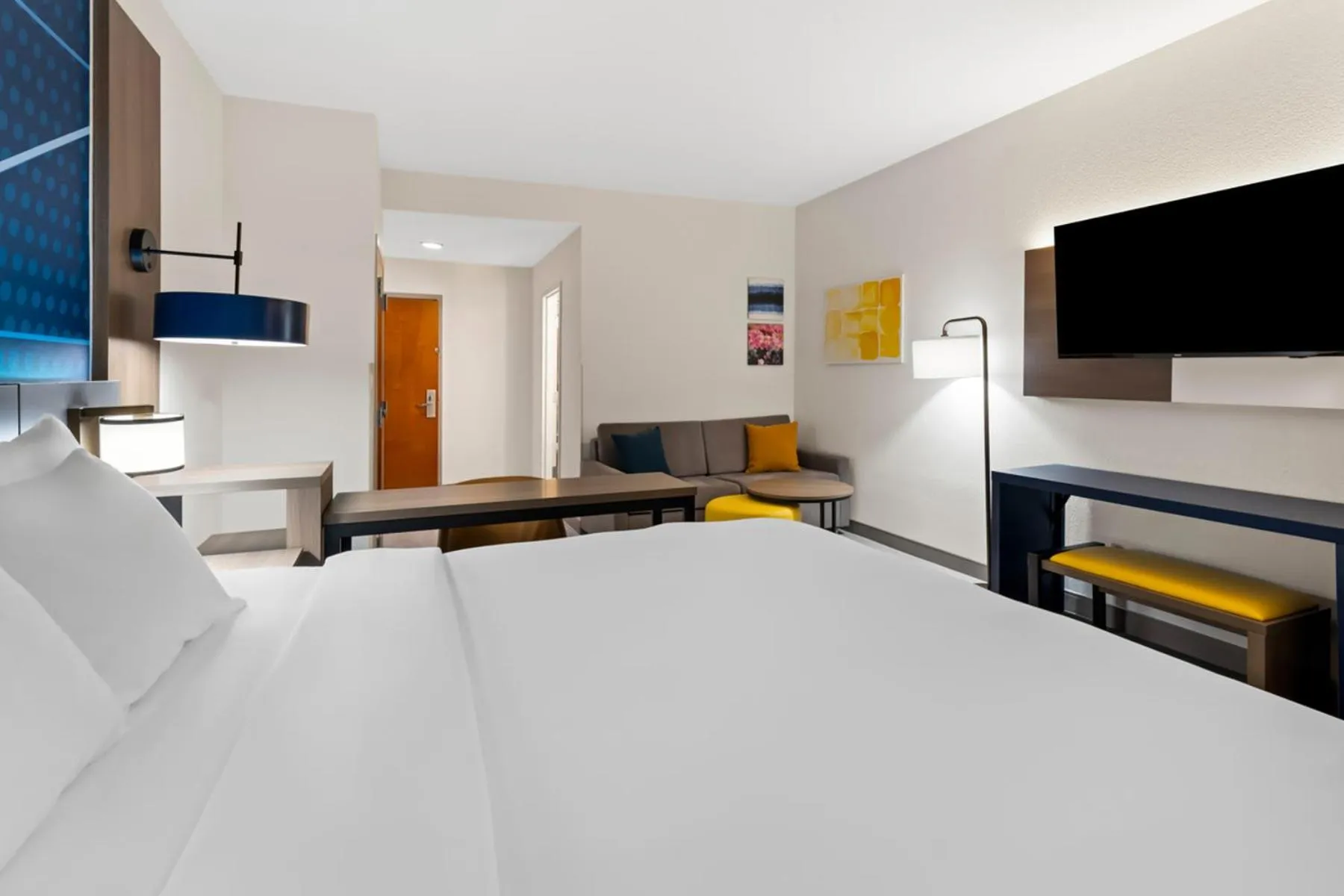 Pool view, Bed in Comfort Suites Augusta Riverwatch