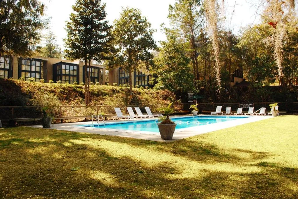 Swimming pool in The Inn at Middleton Place