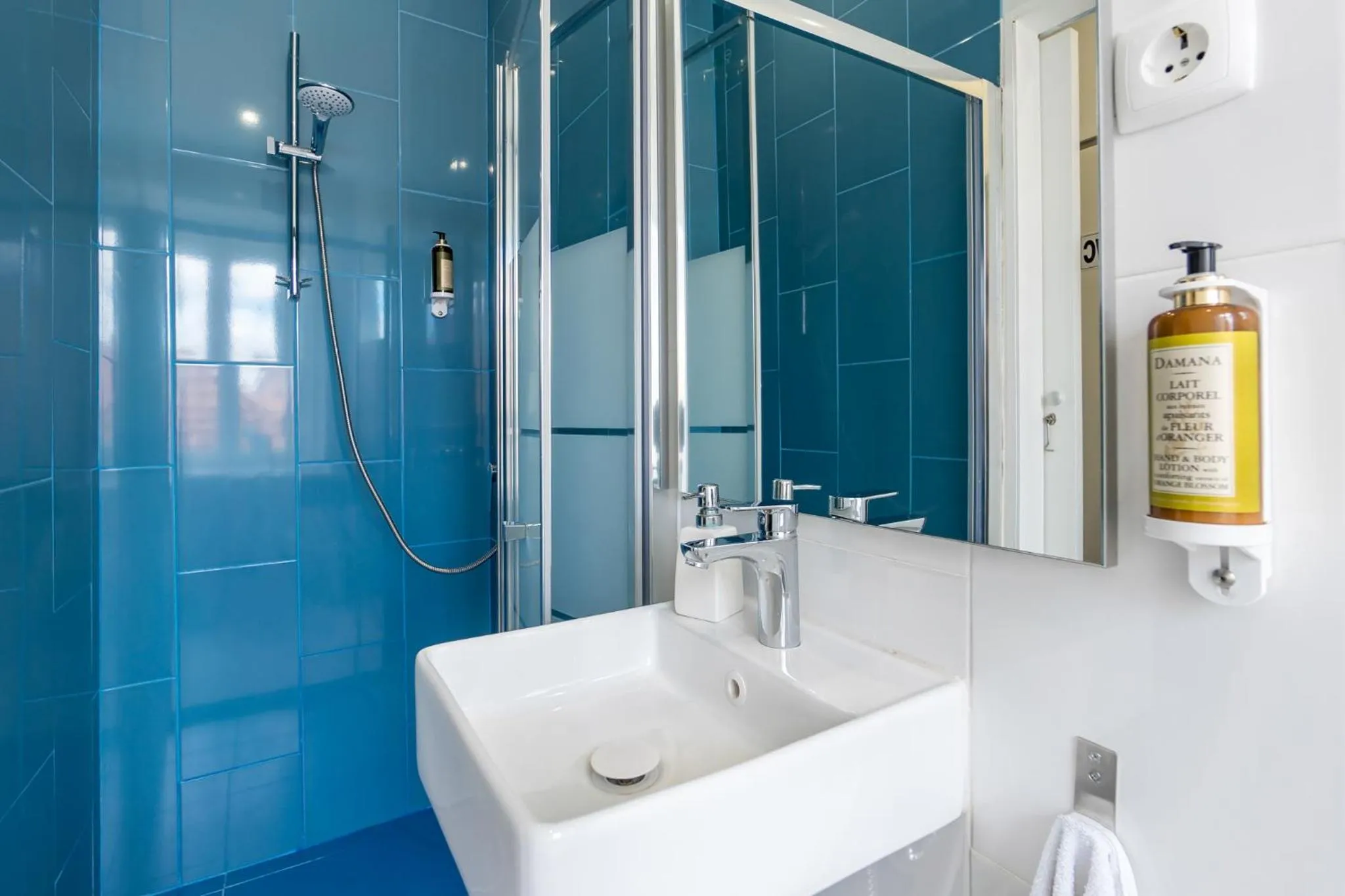 Bathroom in The Color Hostel