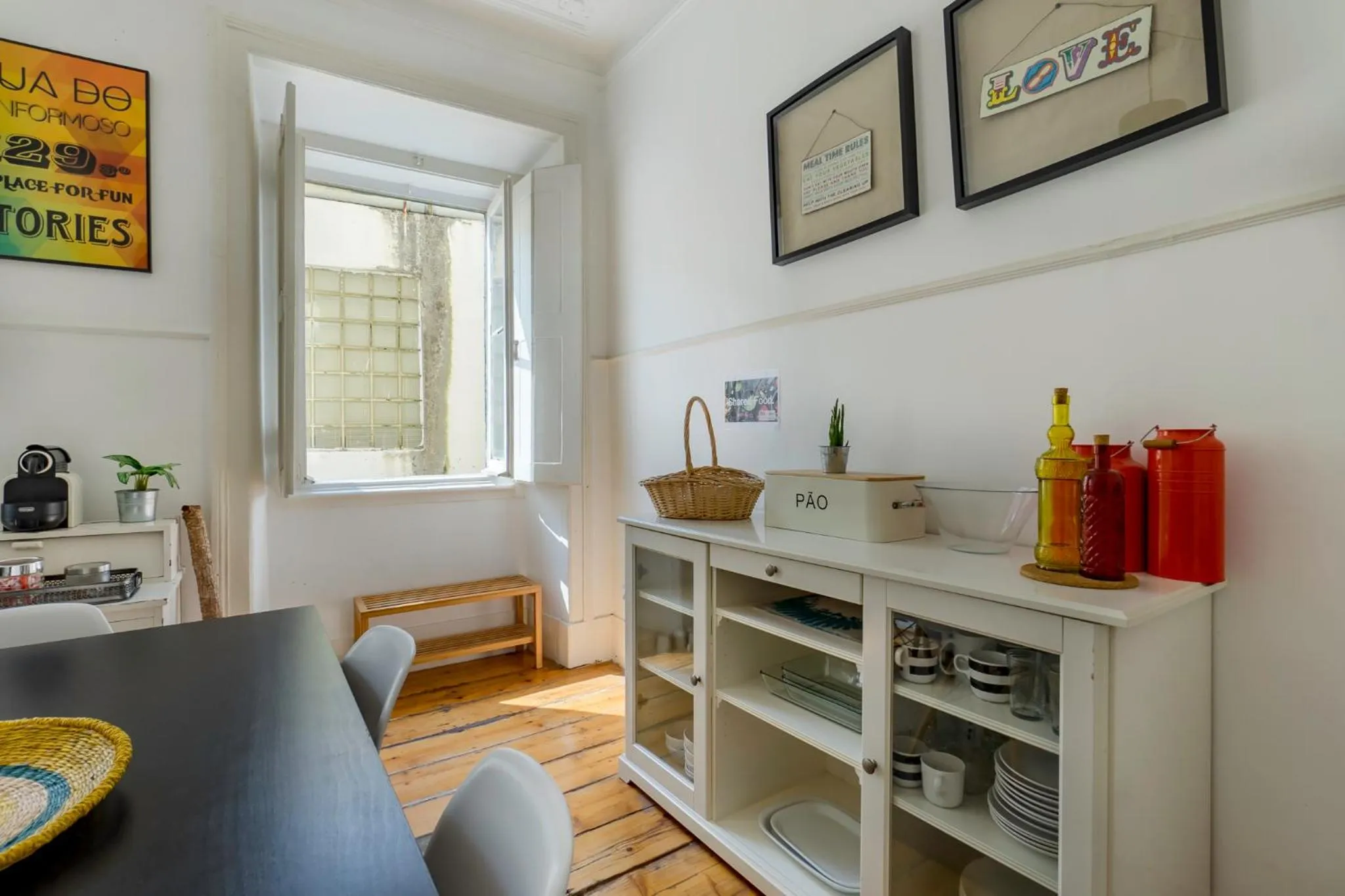 Restaurant/places to eat in The Color Hostel