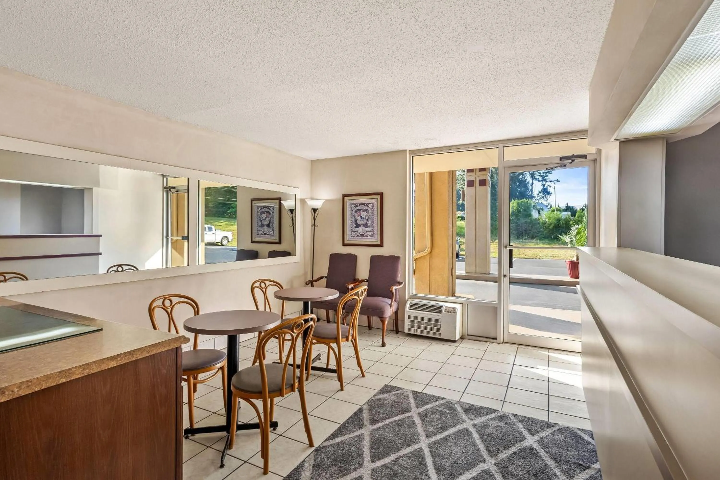 Restaurant/places to eat in Super 8 by Wyndham Commerce