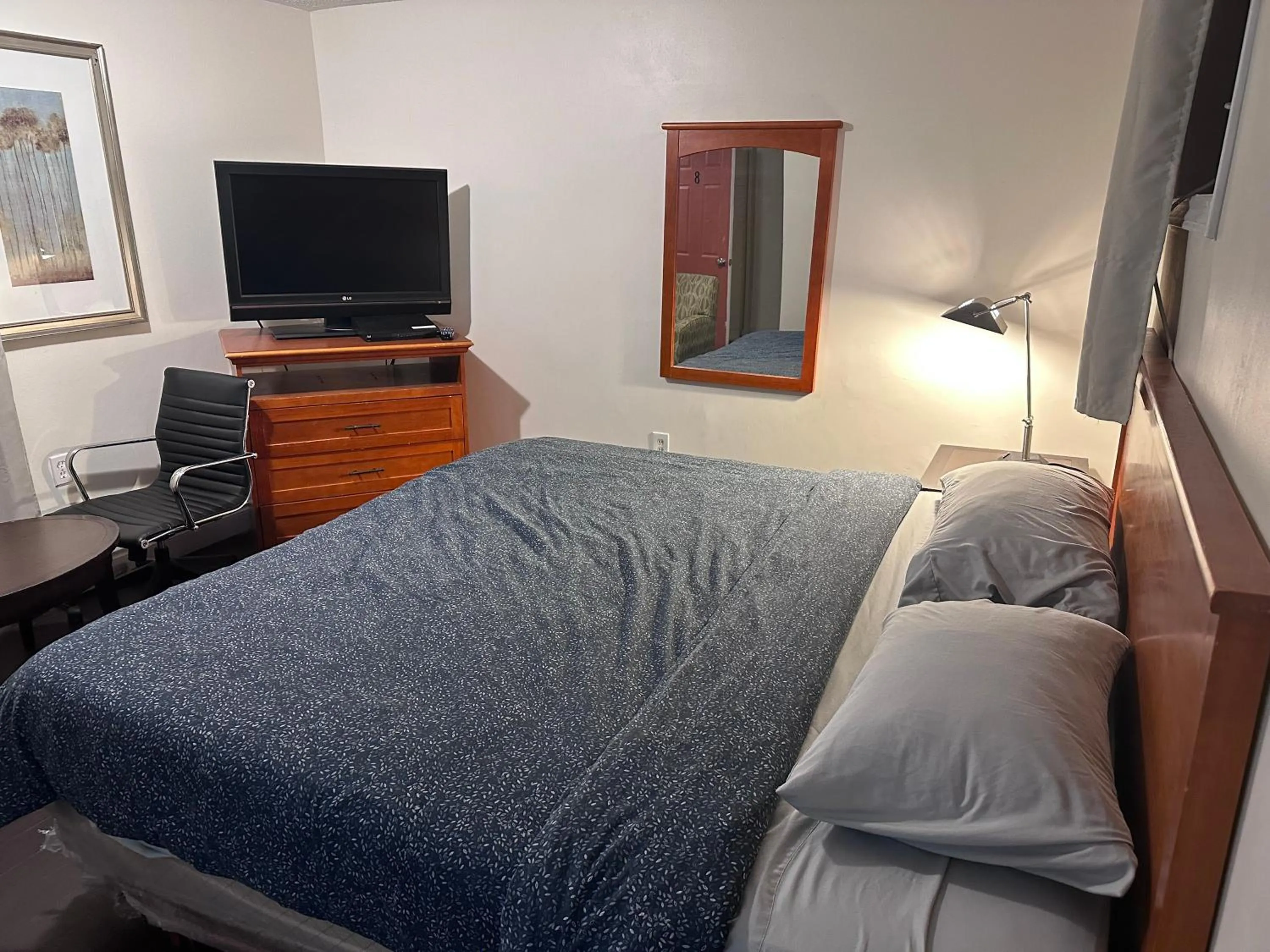 Bed in Cedar Springs Motel