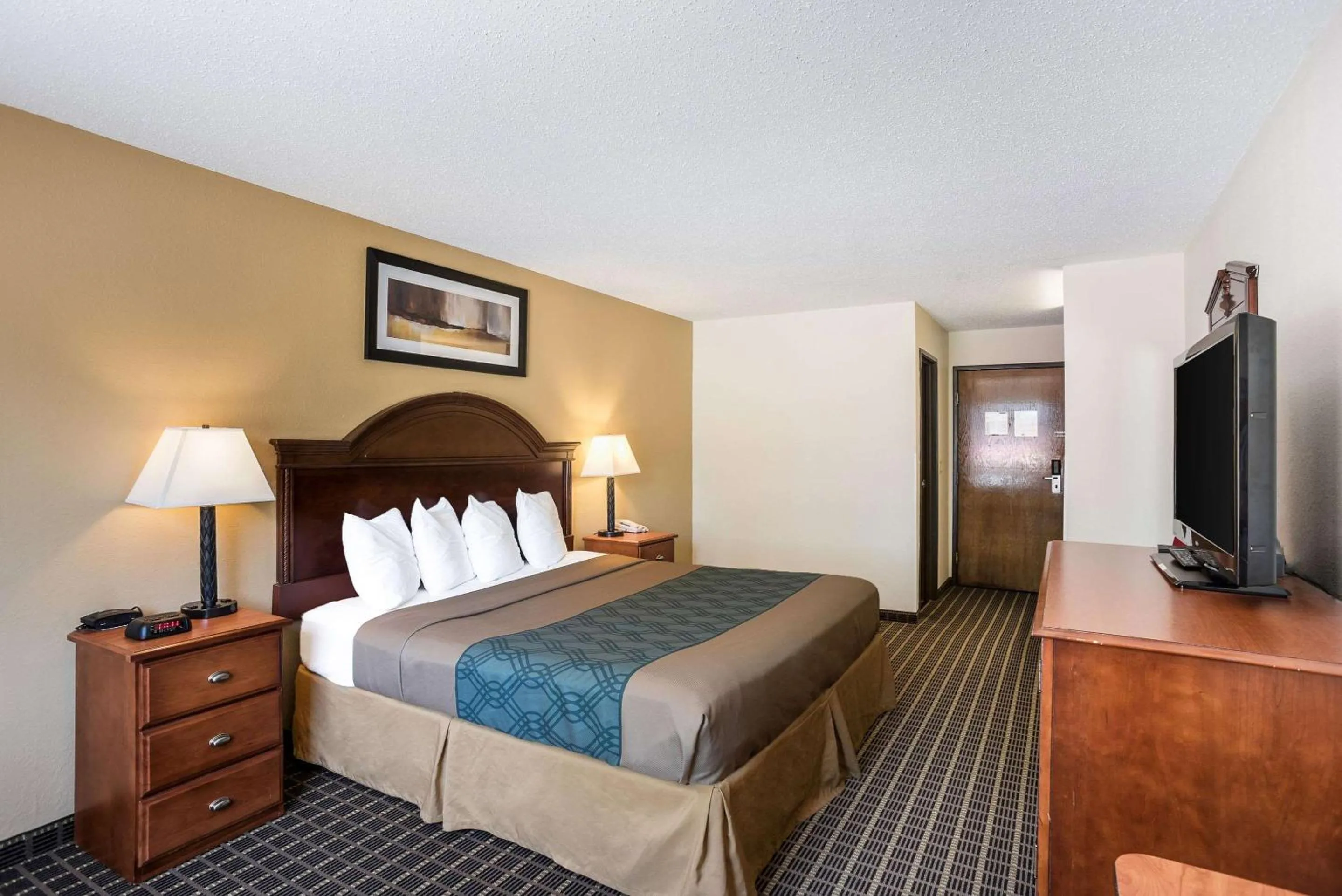 Bedroom, Bed in Rodeway Inn Cedar Rapids Westdale