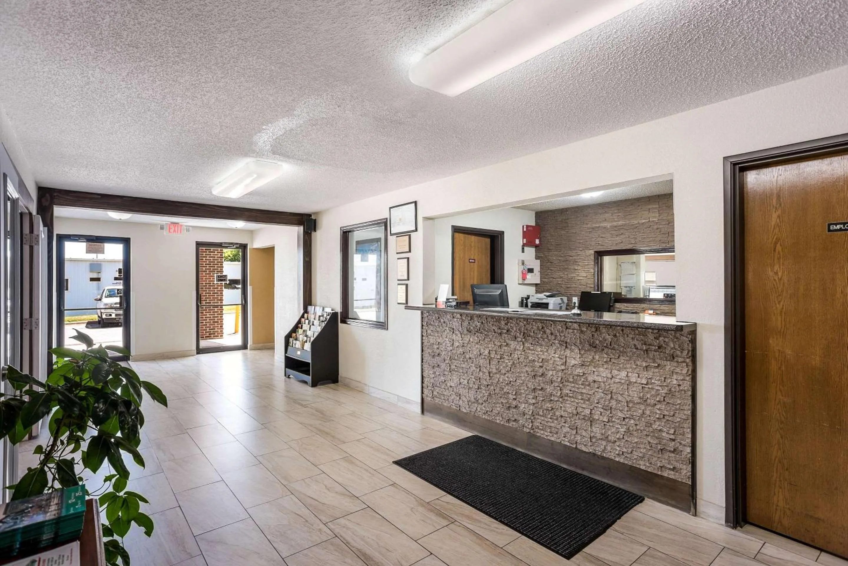 Lobby or reception in Rodeway Inn Cedar Rapids Westdale