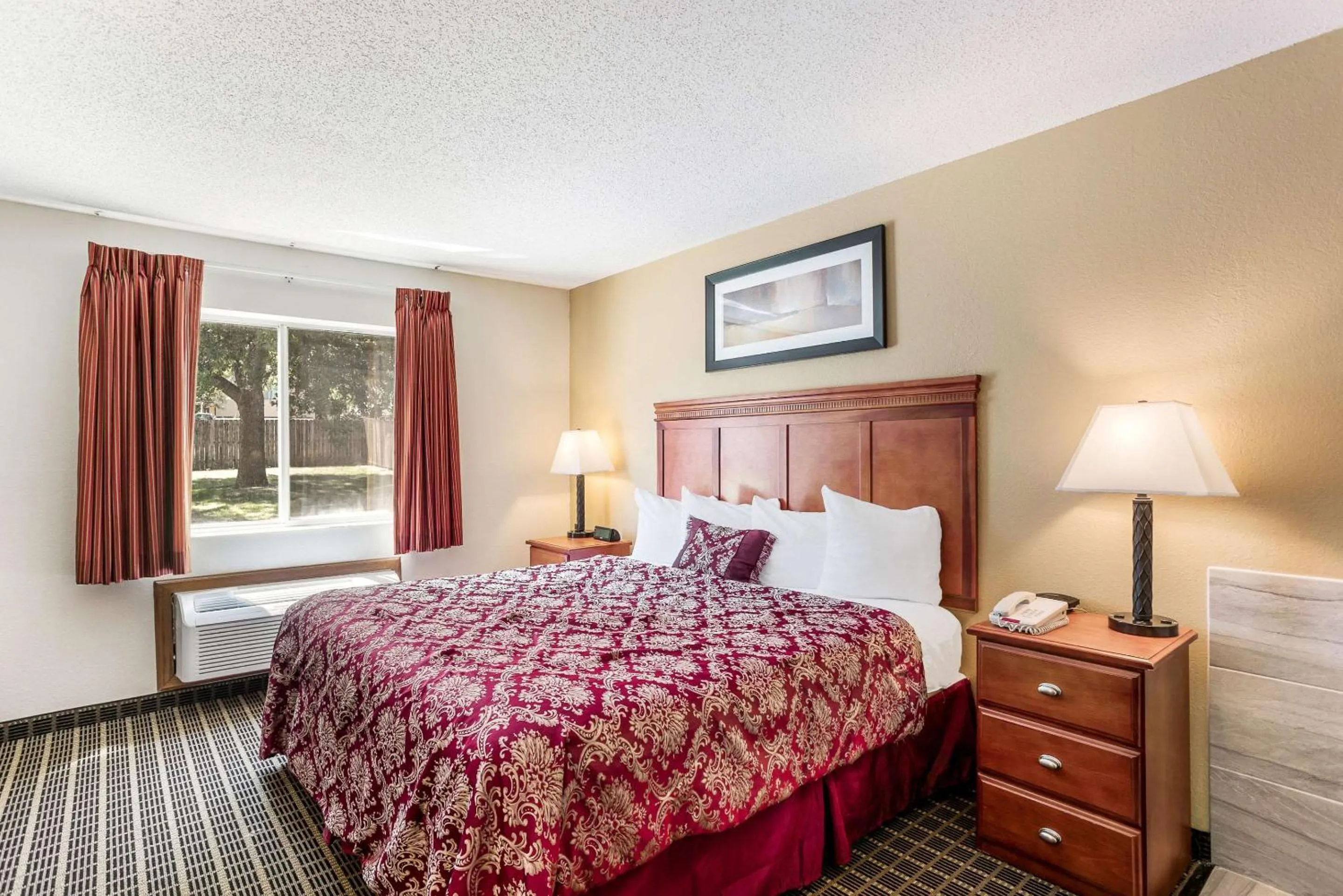 Bedroom, Bed in Rodeway Inn Cedar Rapids Westdale