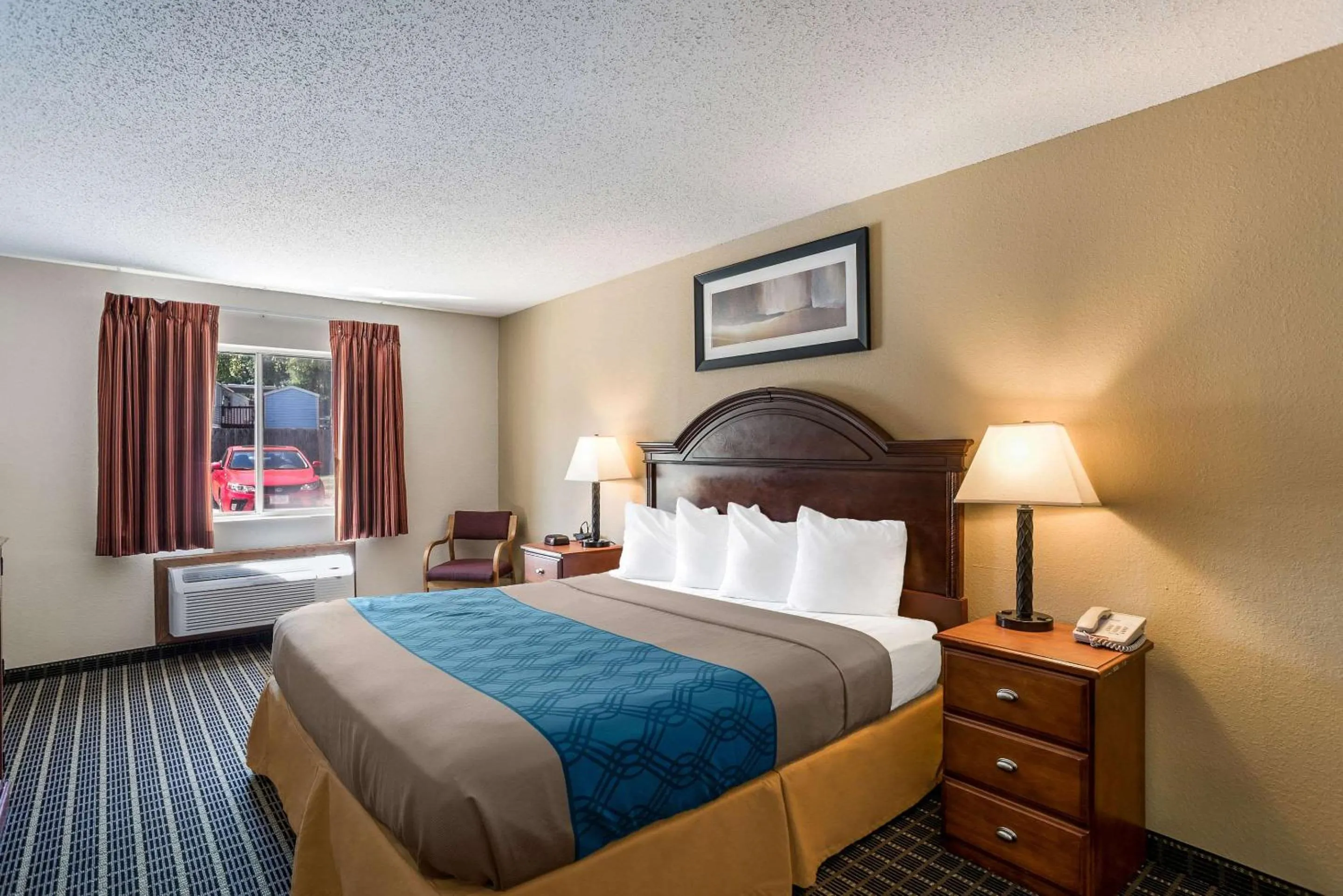Bedroom, Bed in Rodeway Inn Cedar Rapids Westdale