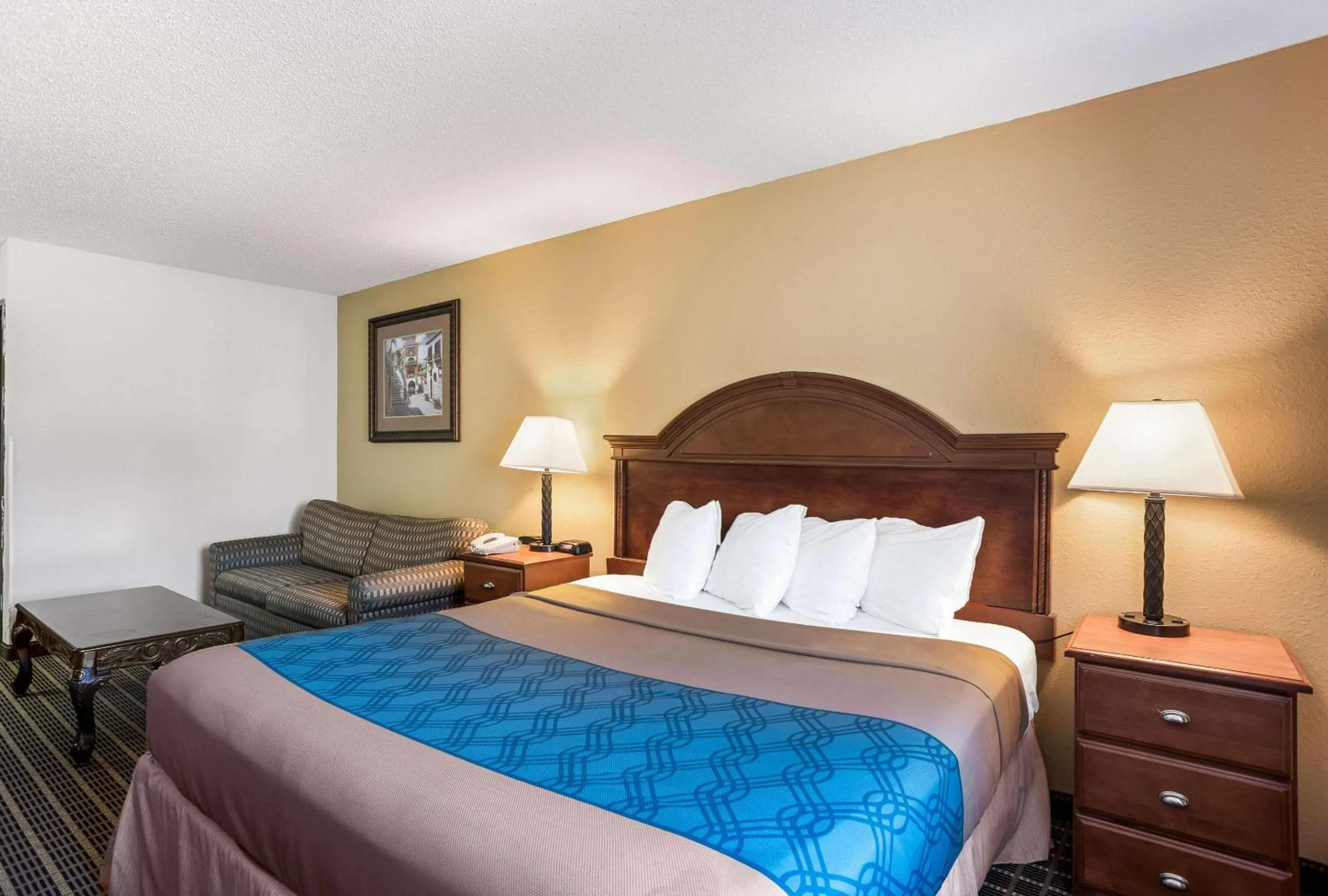 Bedroom, Bed in Rodeway Inn Cedar Rapids Westdale