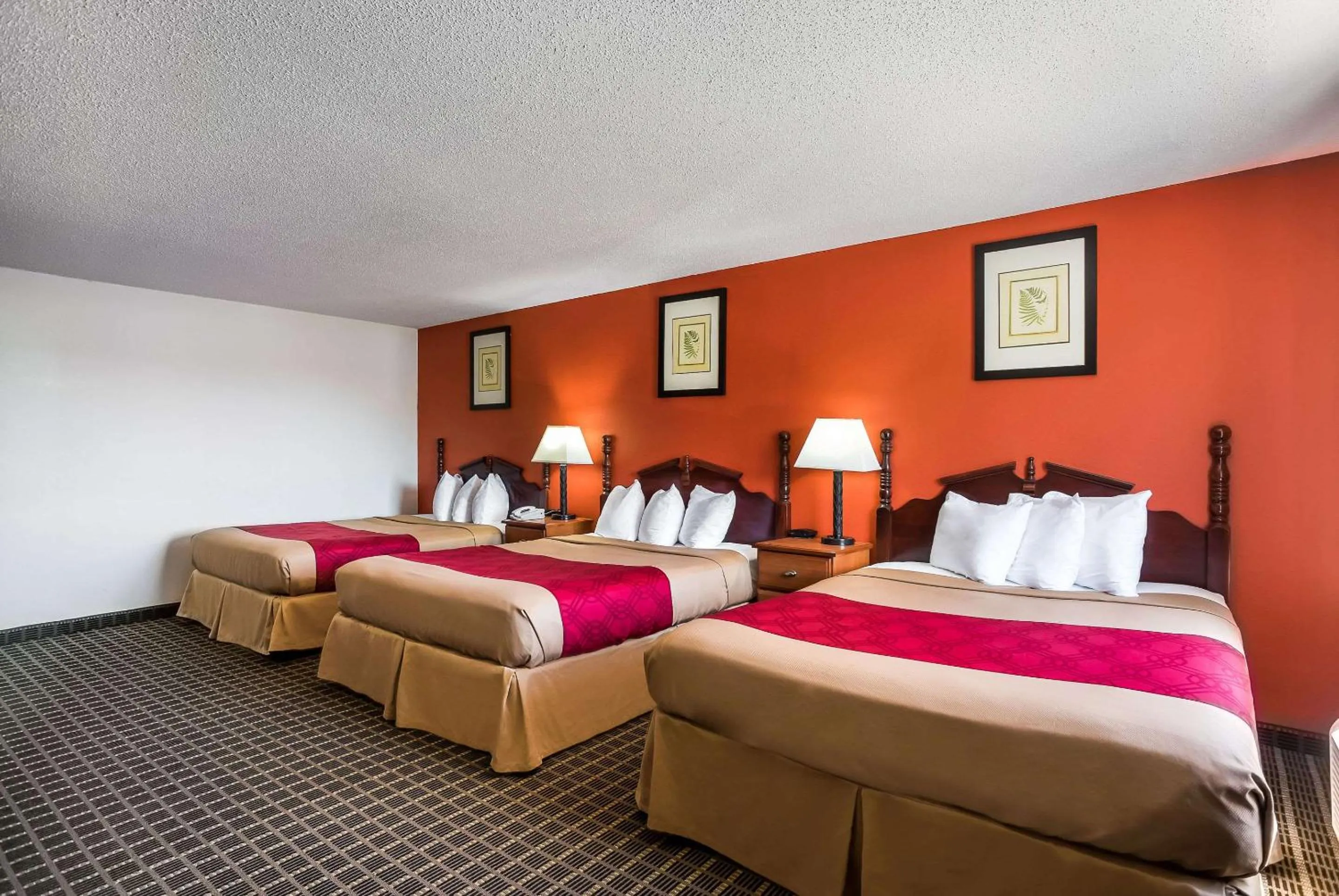 Bedroom, Bed in Rodeway Inn Cedar Rapids Westdale