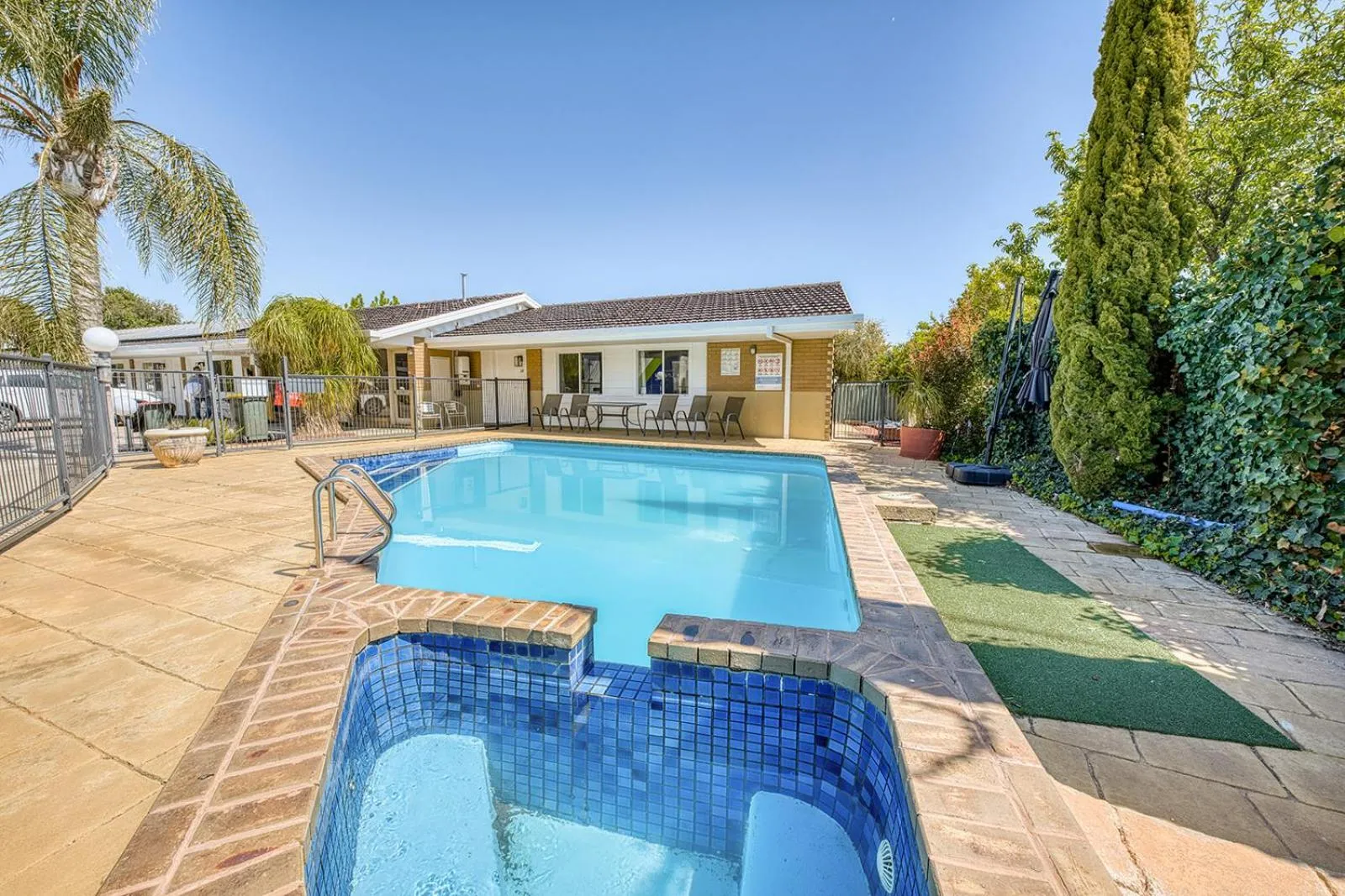 Swimming pool in Mildura Motor Inn