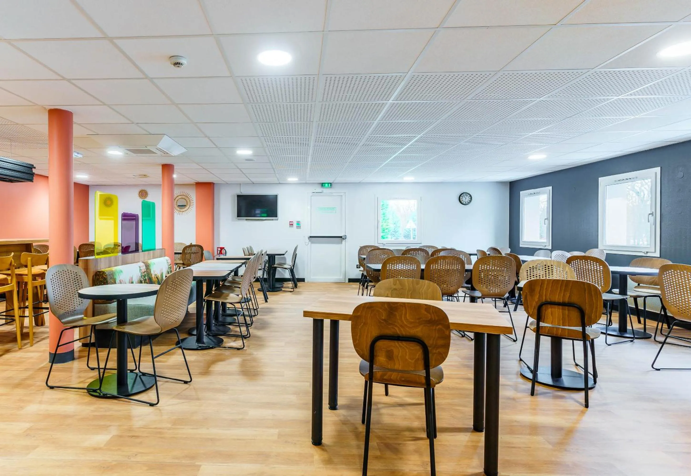 Dining area in B&B HOTEL Amneville-les-Thermes