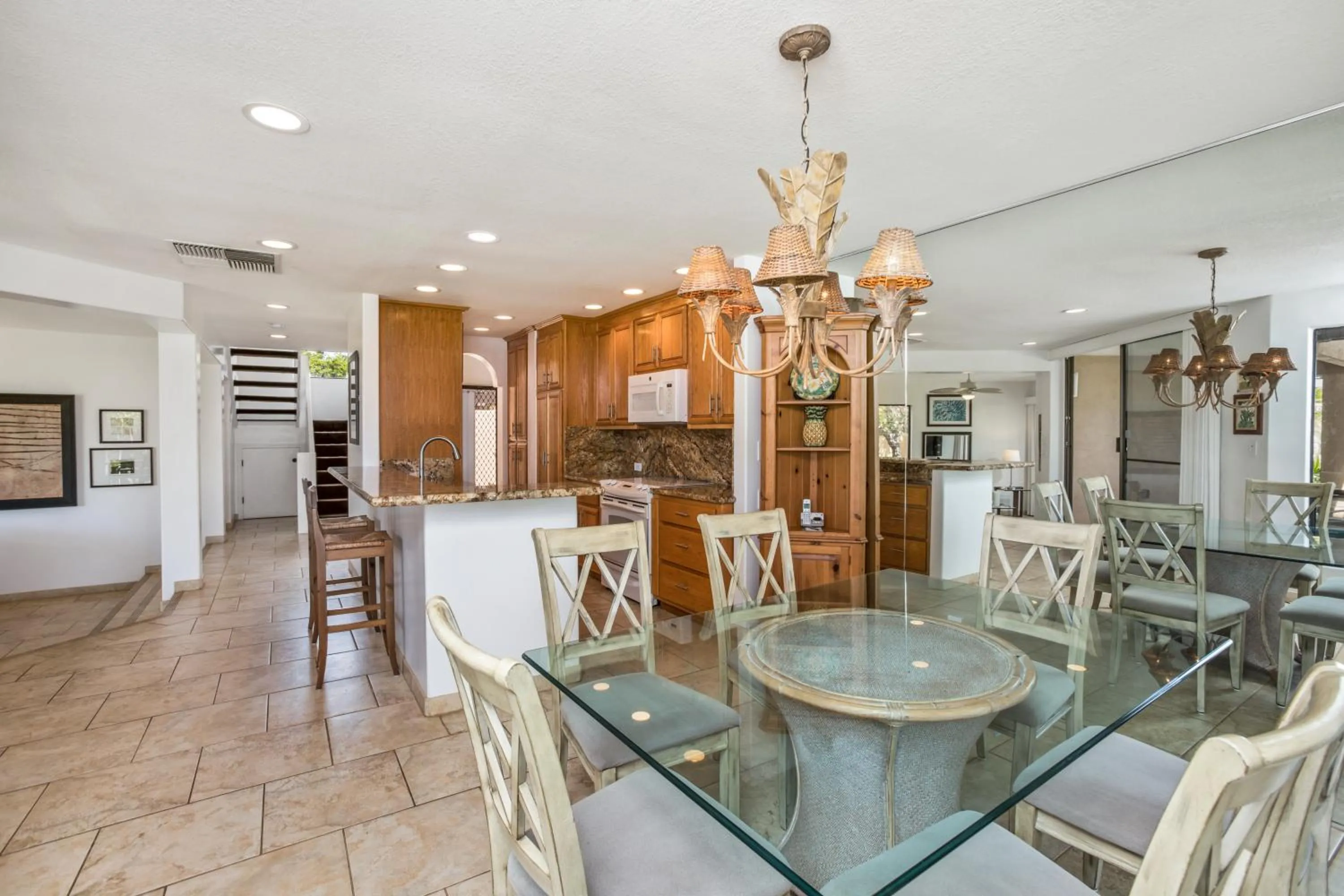 Dining area in Wailea Ekahi Village - CoralTree Residence Collection