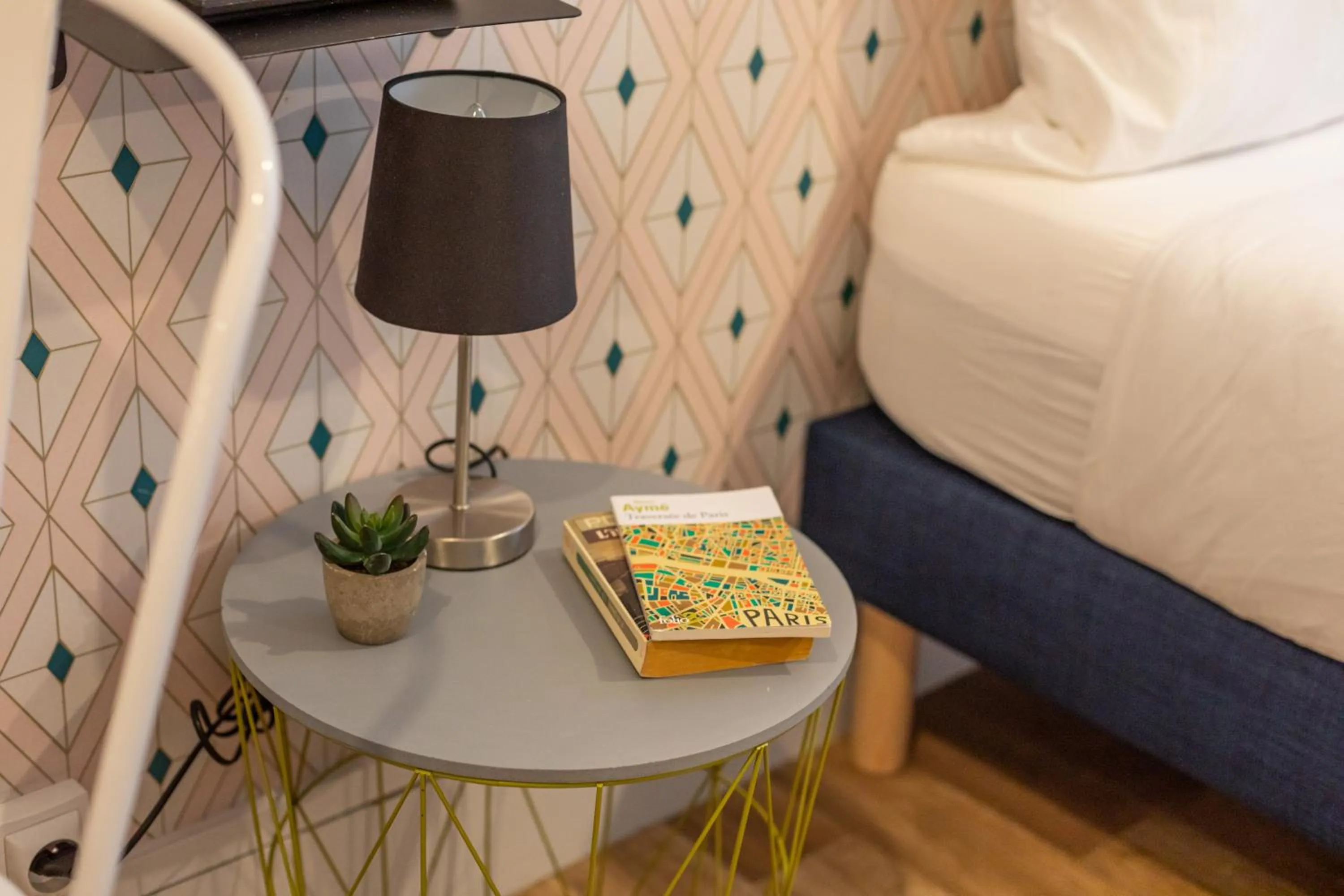 Bathroom, Bed in WS Hôtel de Ville - Musée Pompidou