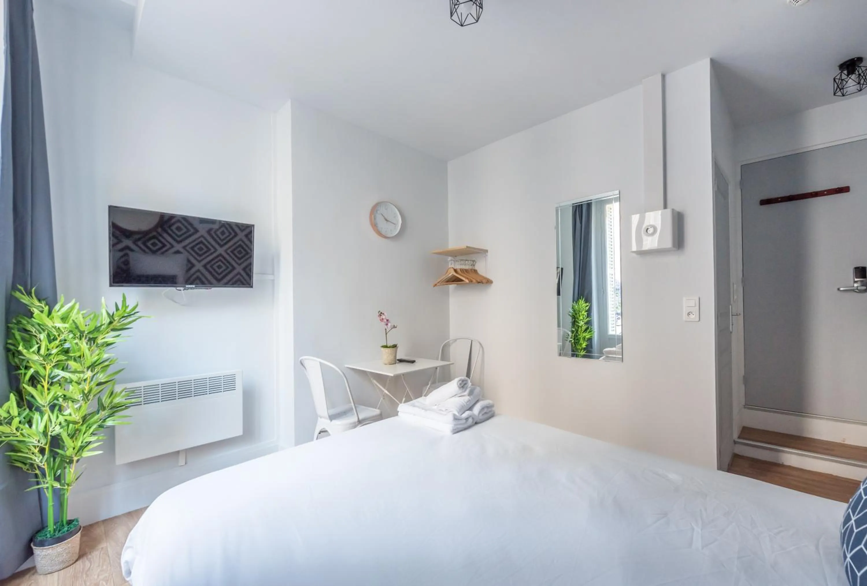 Bedroom, Bed in WS Hôtel de Ville - Musée Pompidou