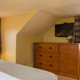 Bedroom, Bed in Wolfeboro Inn