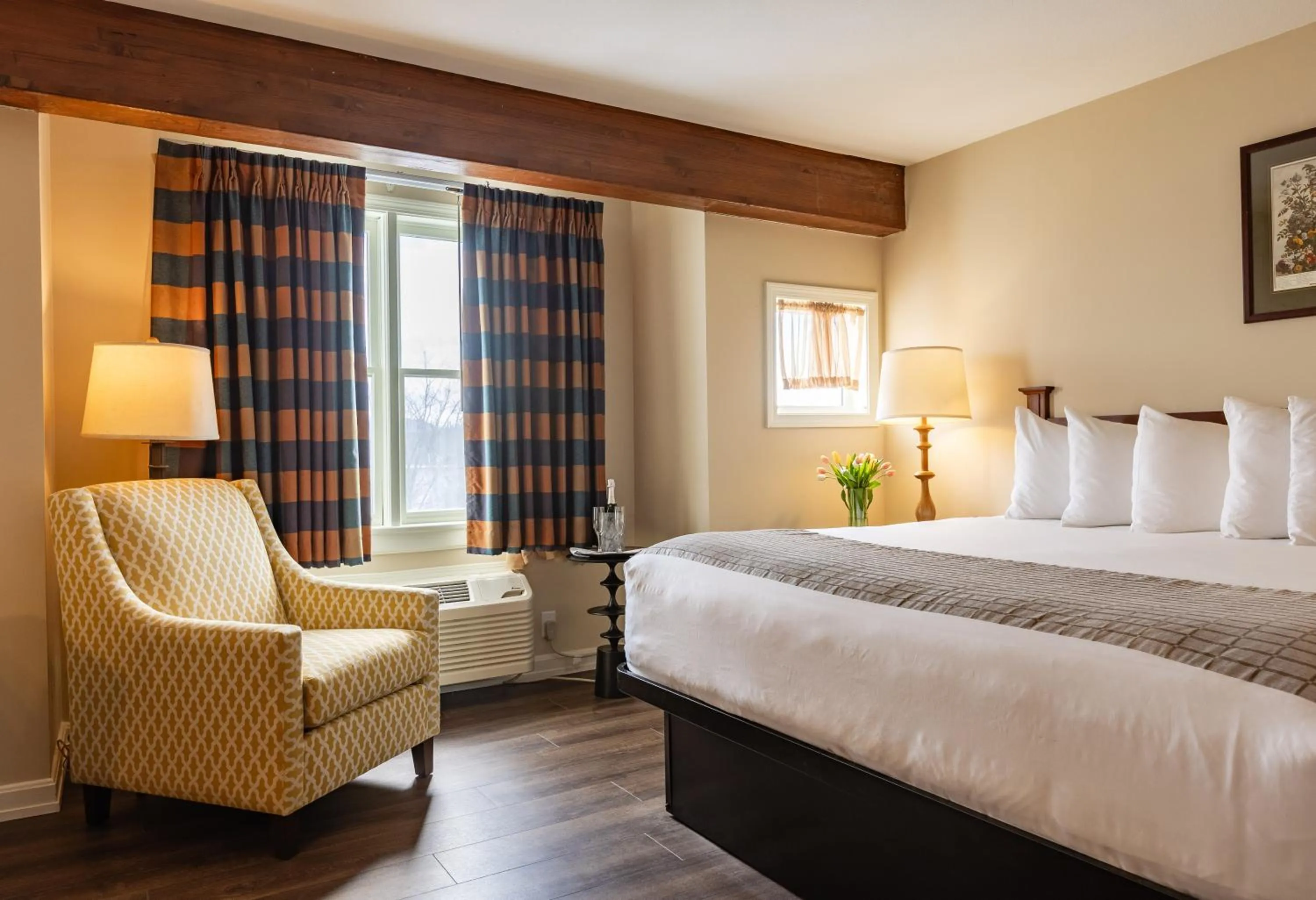Bedroom, Bed in Wolfeboro Inn