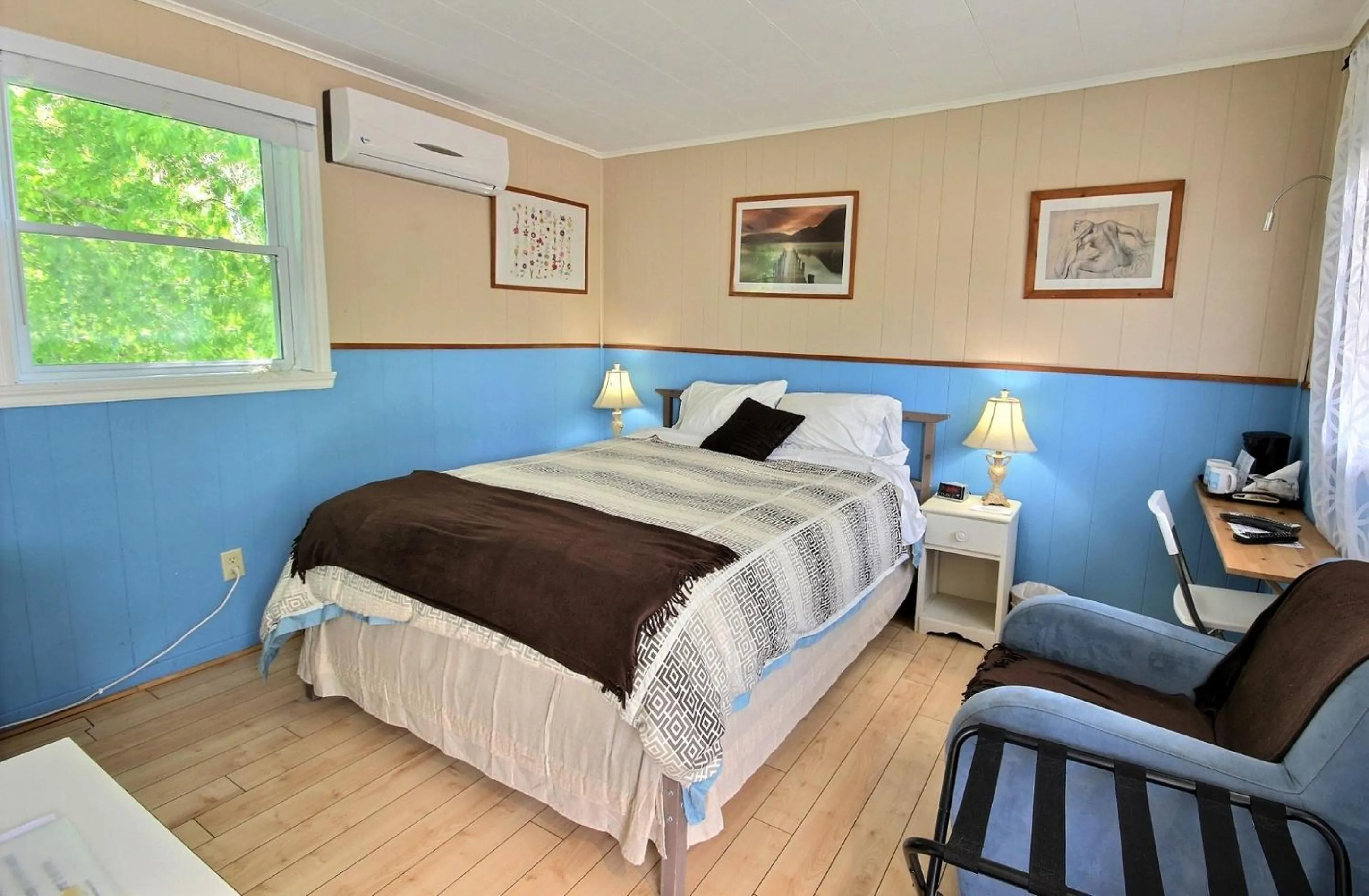 Photo of the whole room, Bed in Motel des Deux Lacs