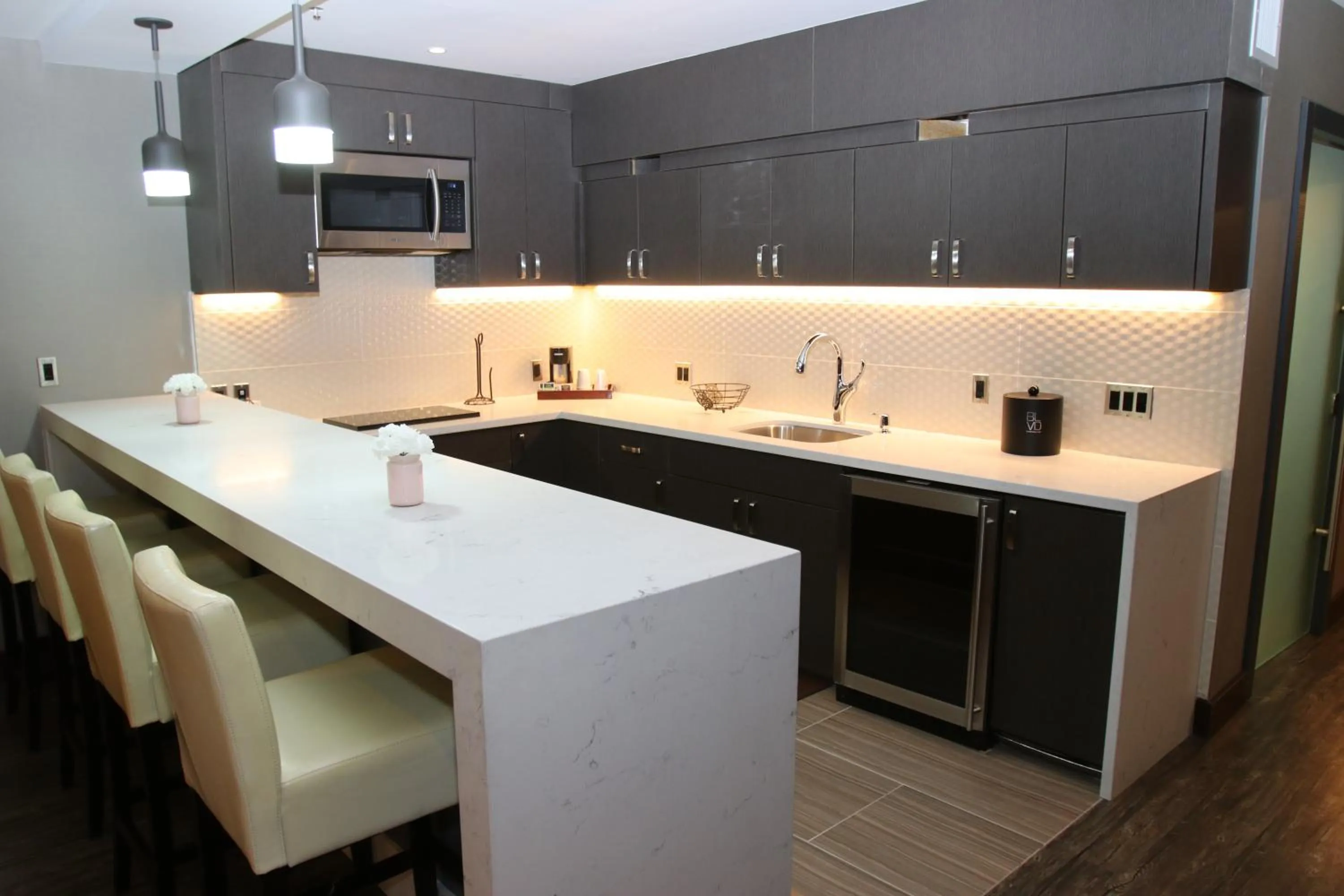 Kitchen or kitchenette in BLVD Hotel and Studios Universal-Hollywood, an Ascend Collection Hotel