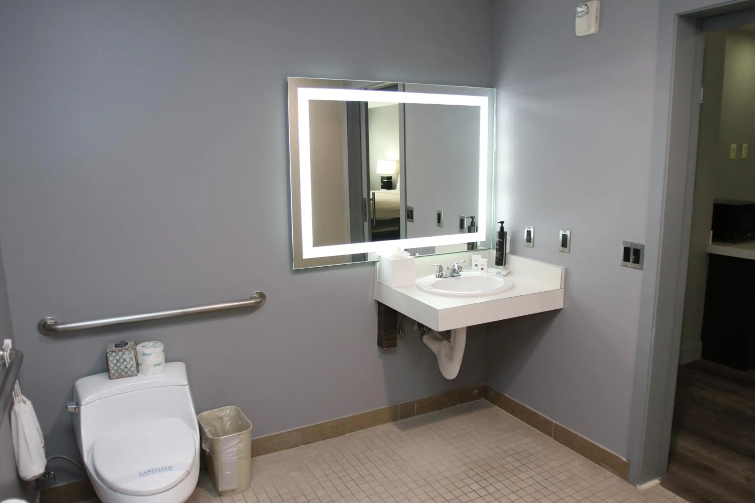 Toilet in BLVD Hotel and Studios Universal-Hollywood, an Ascend Collection Hotel