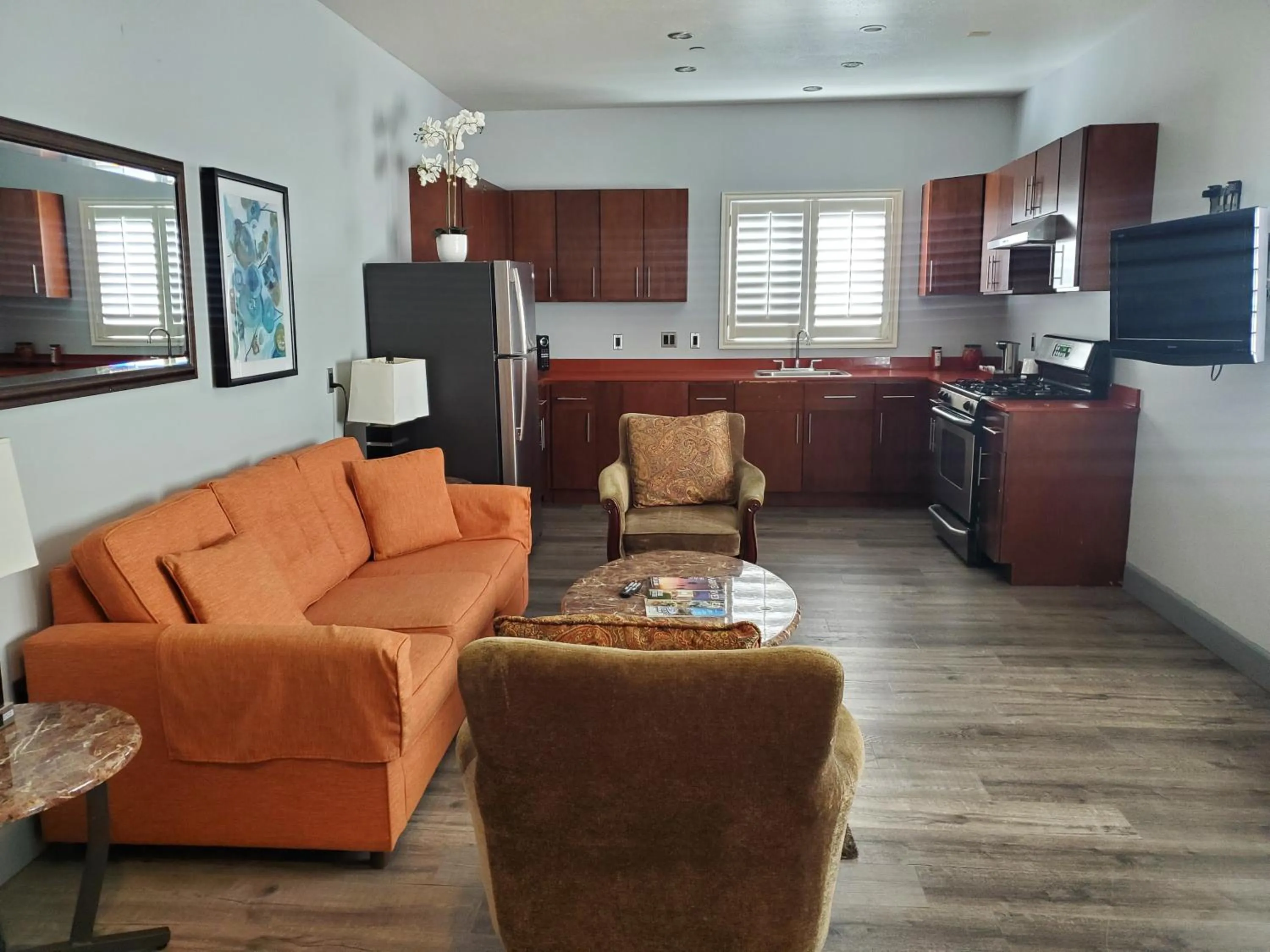 kitchen in BLVD Hotel and Studios Universal-Hollywood, an Ascend Collection Hotel